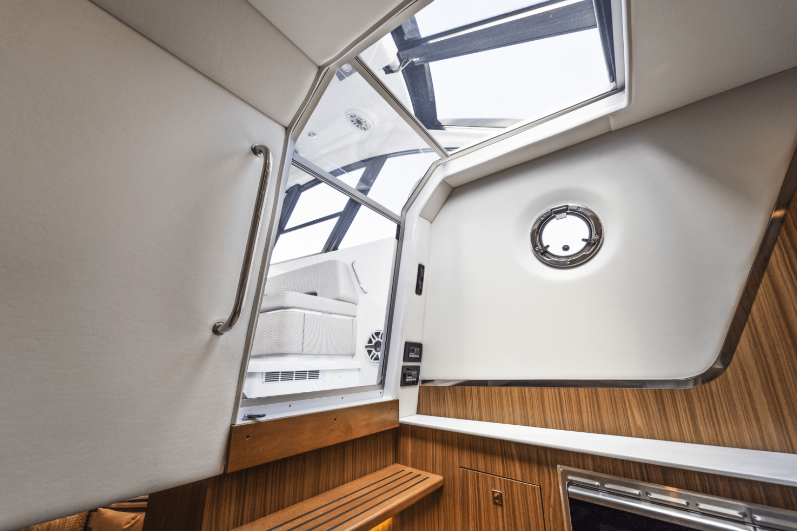 2026 Cruisers Yachts 50GLS OB - Image 49