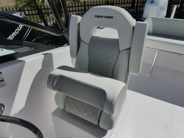 2026 Twin Vee 240 GFX DUAL CONSOLE - 11