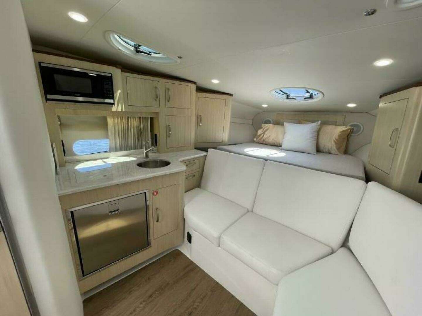 2026 Regal 33 XO - Image 15
