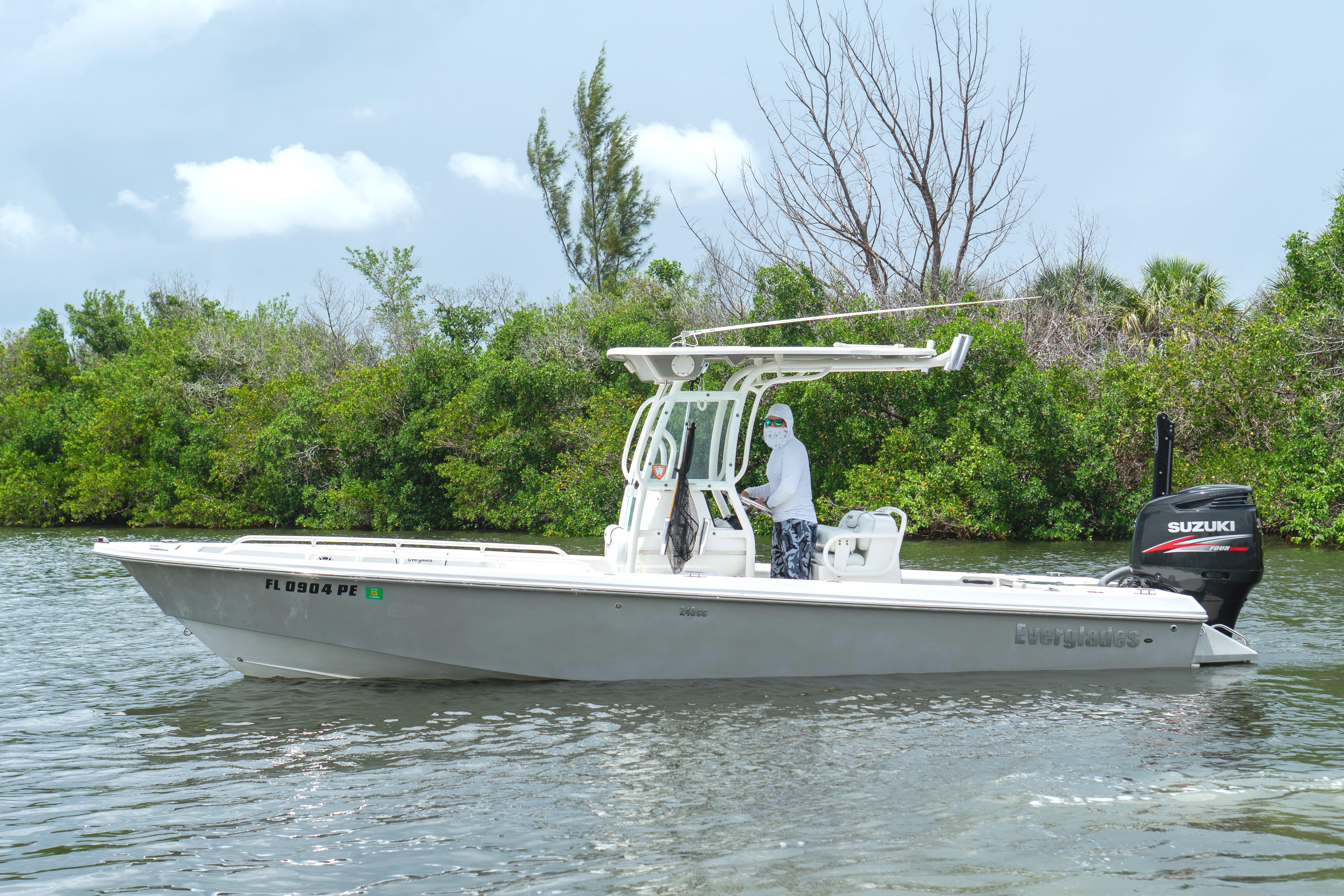 2007 Everglades 243 Center Console