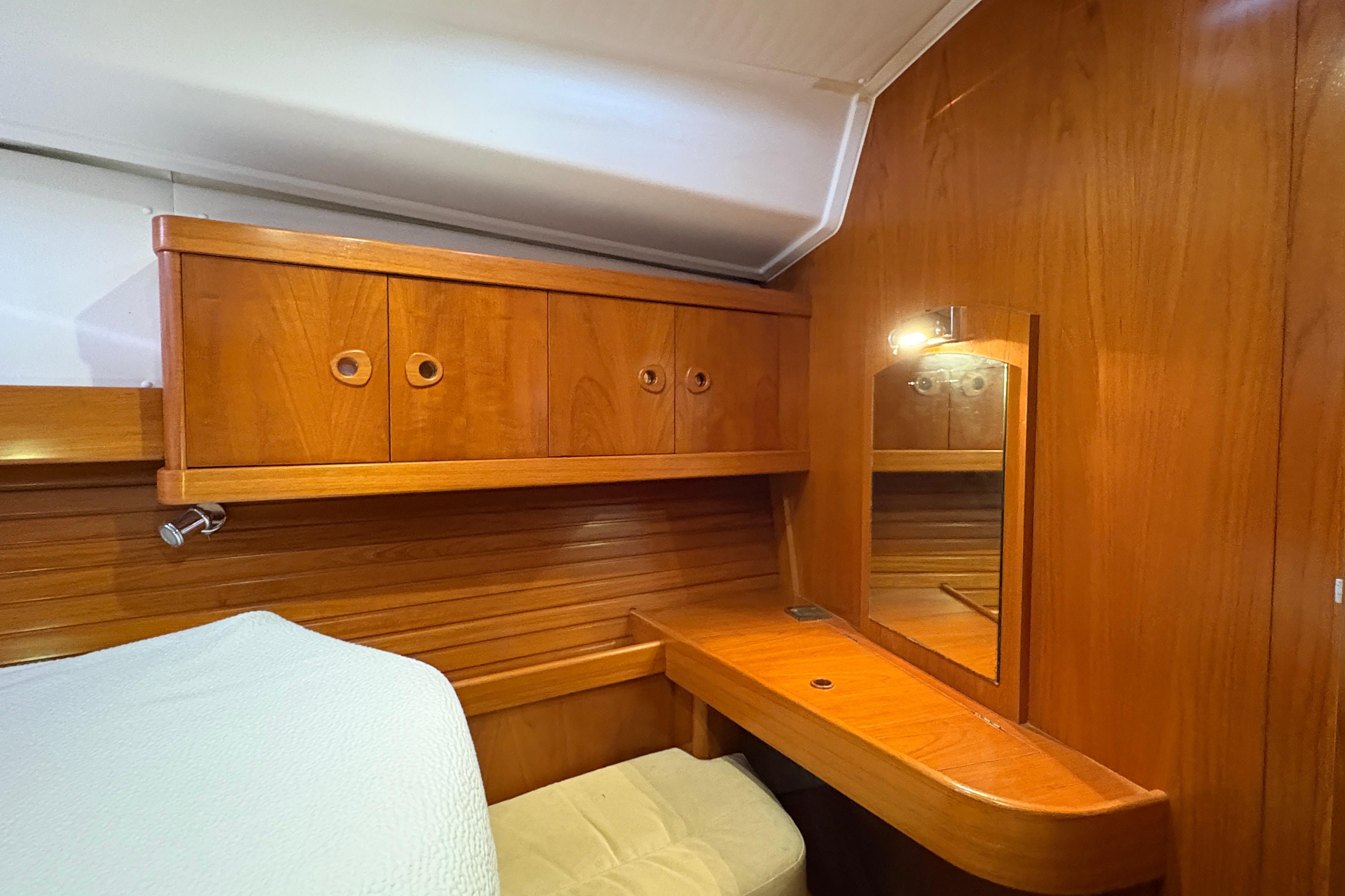 2008 Wauquiez Centurion 40s fwd cabin
