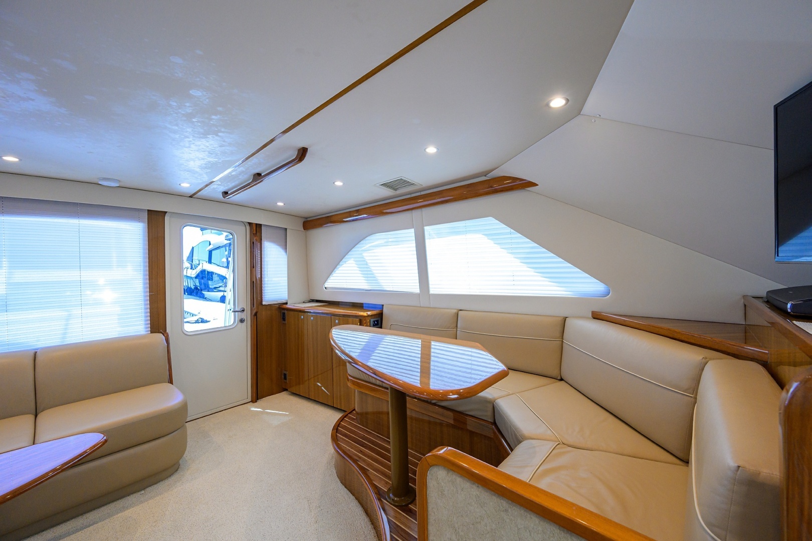 2015 Viking 42 Convertible - Image 7