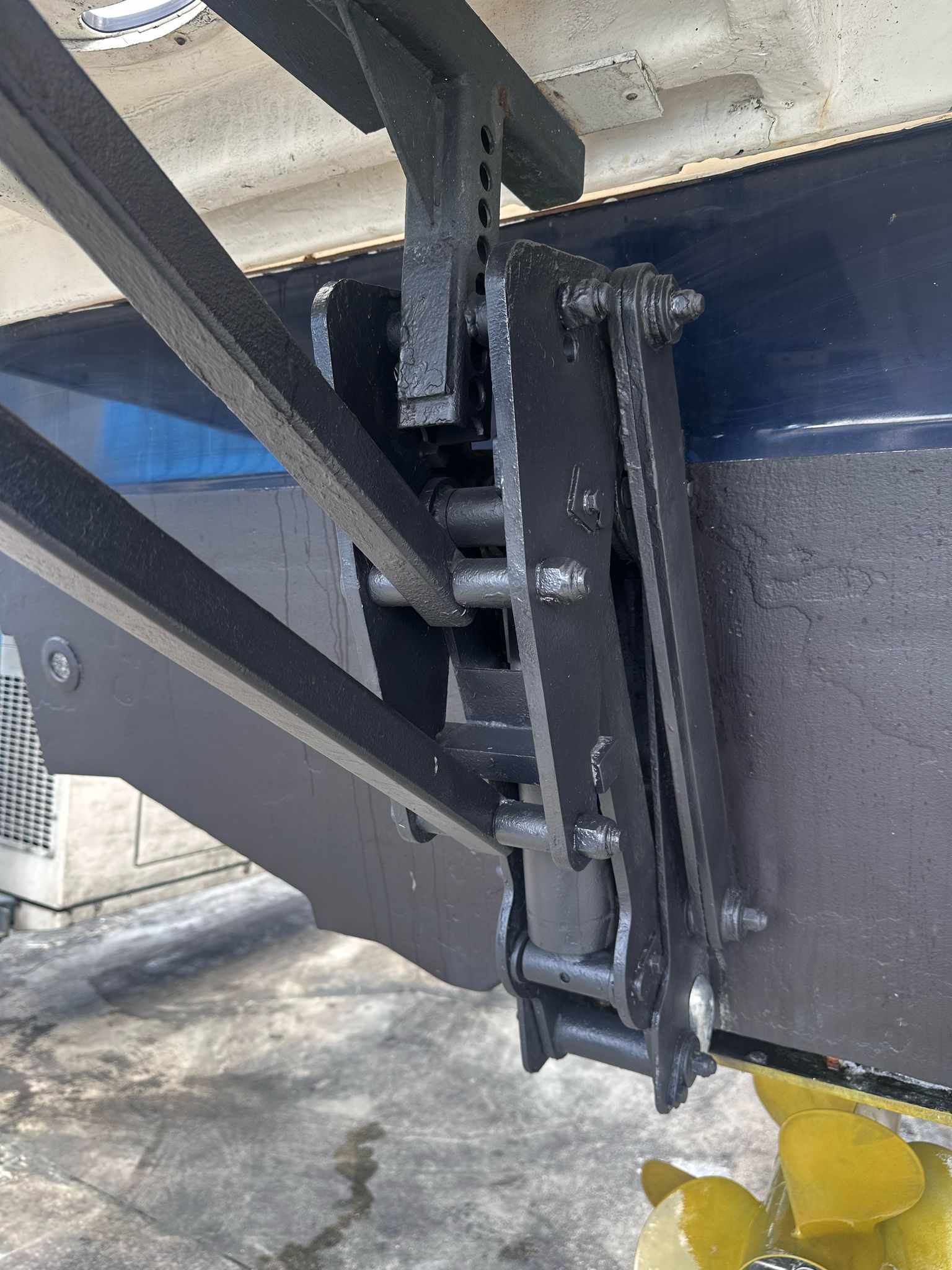 Close-up of a 2010 Sea Ray 450 boat mechanism.