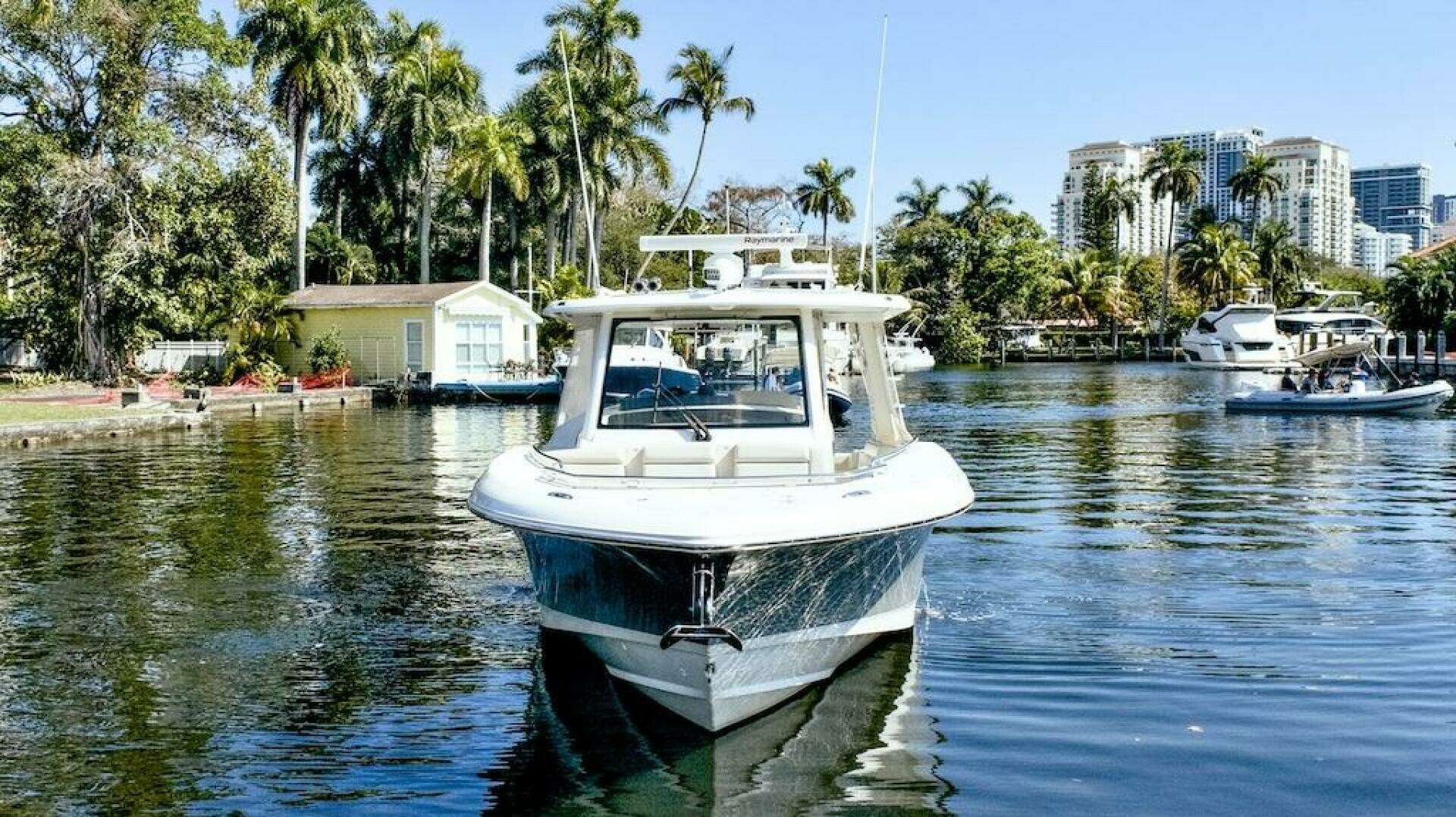 2019 Boston Whaler 350 Realm - Image 2
