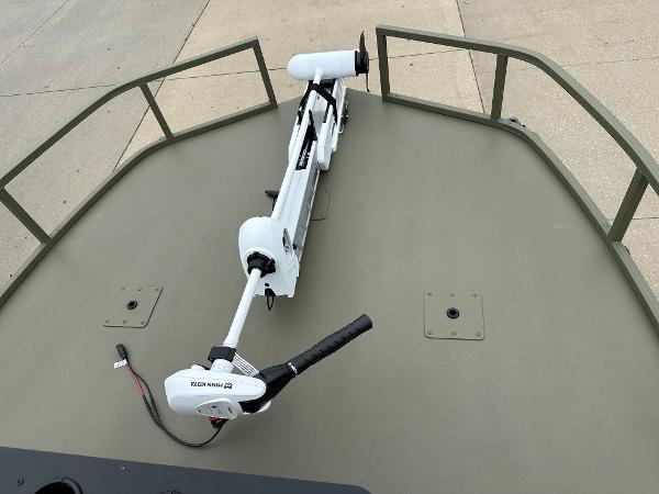 2025 Tracker Grizzly 2072 CC Sportsman boat with mounted trolling motor.