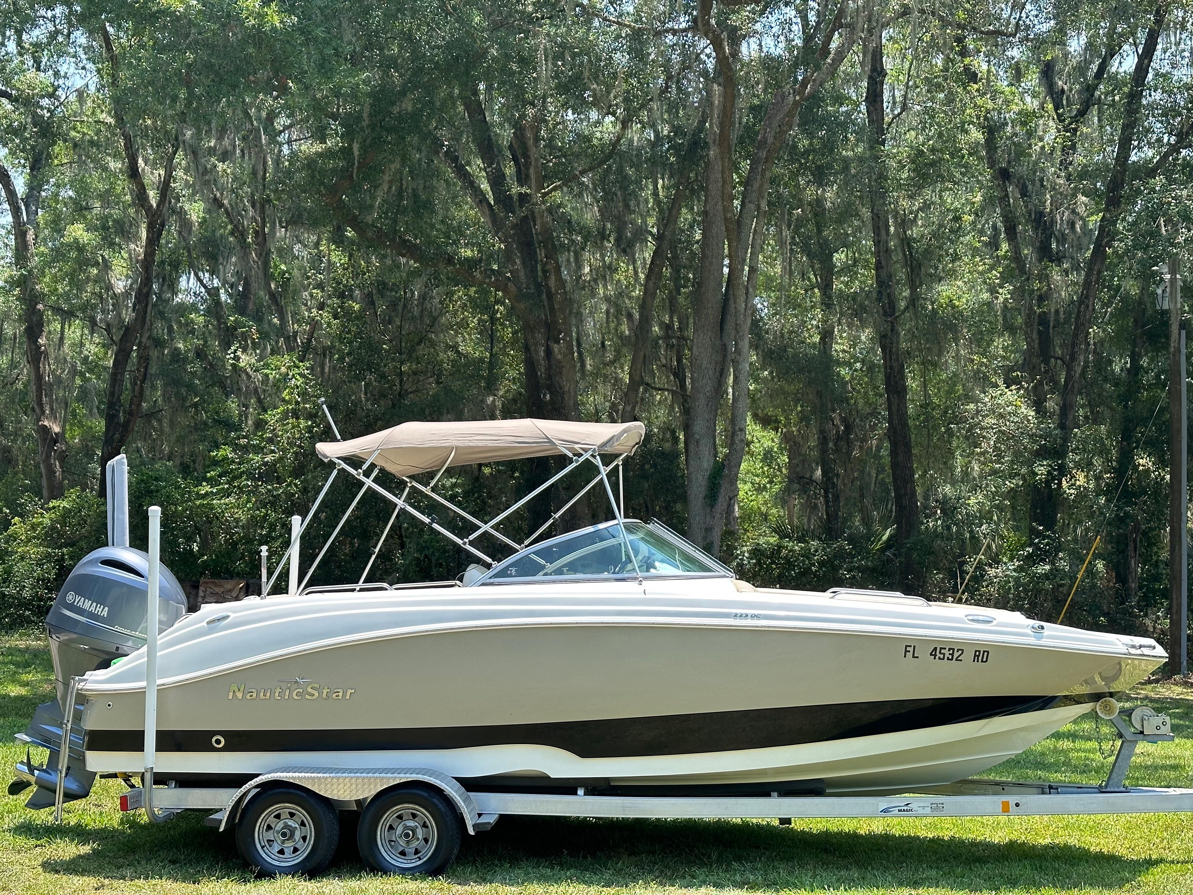 2017 NauticStar 223DC Sport Deck
