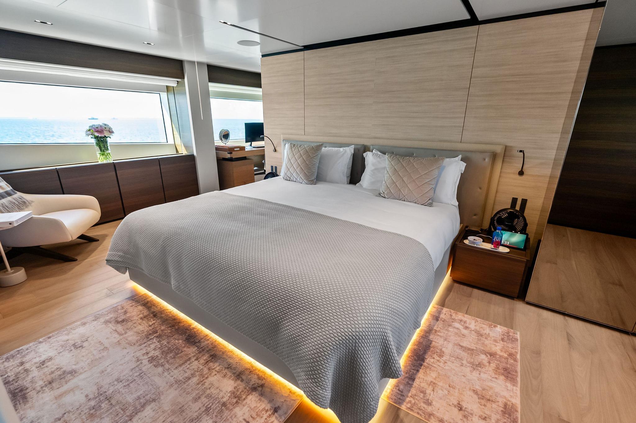 2023 Custom Line Navetta 33 - 75