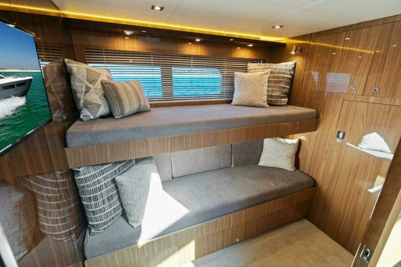 2023 Cruisers Yachts 60 Cantius Fly - Image 30