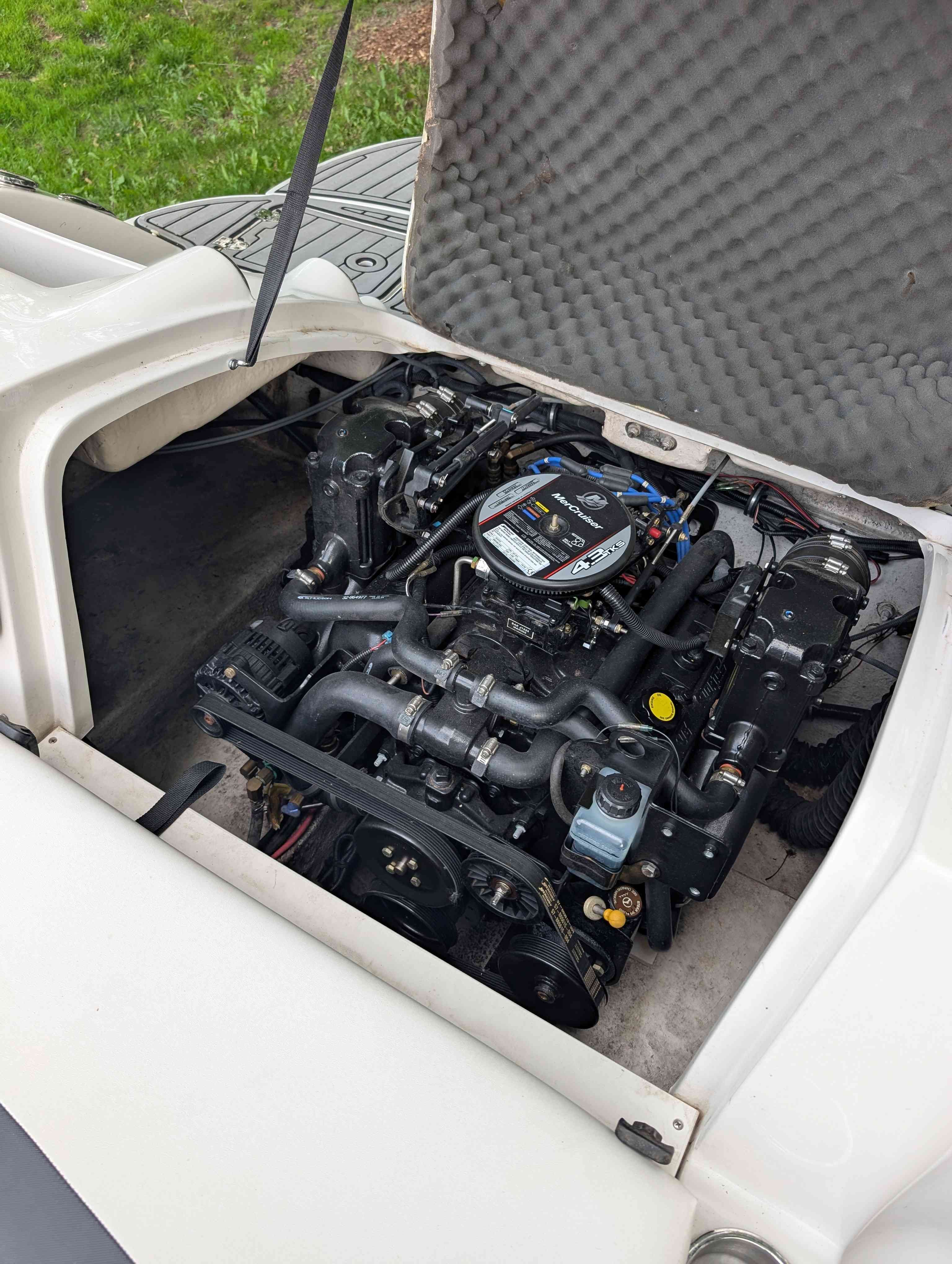 Engine of a 2015 Starcraft 2000 boat, open view.