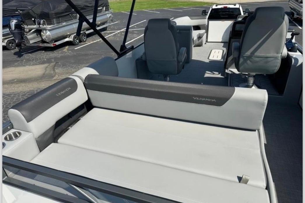 2025 Veranda Relax VR25VLC pontoon boat interior with plush seating and modern design.