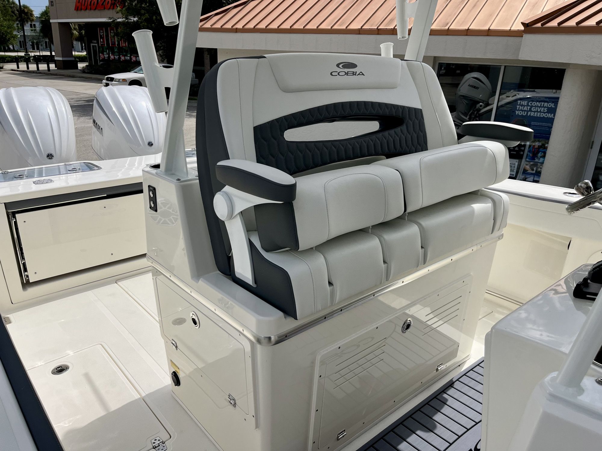 2026 Cobia 305 Center Console - 41
