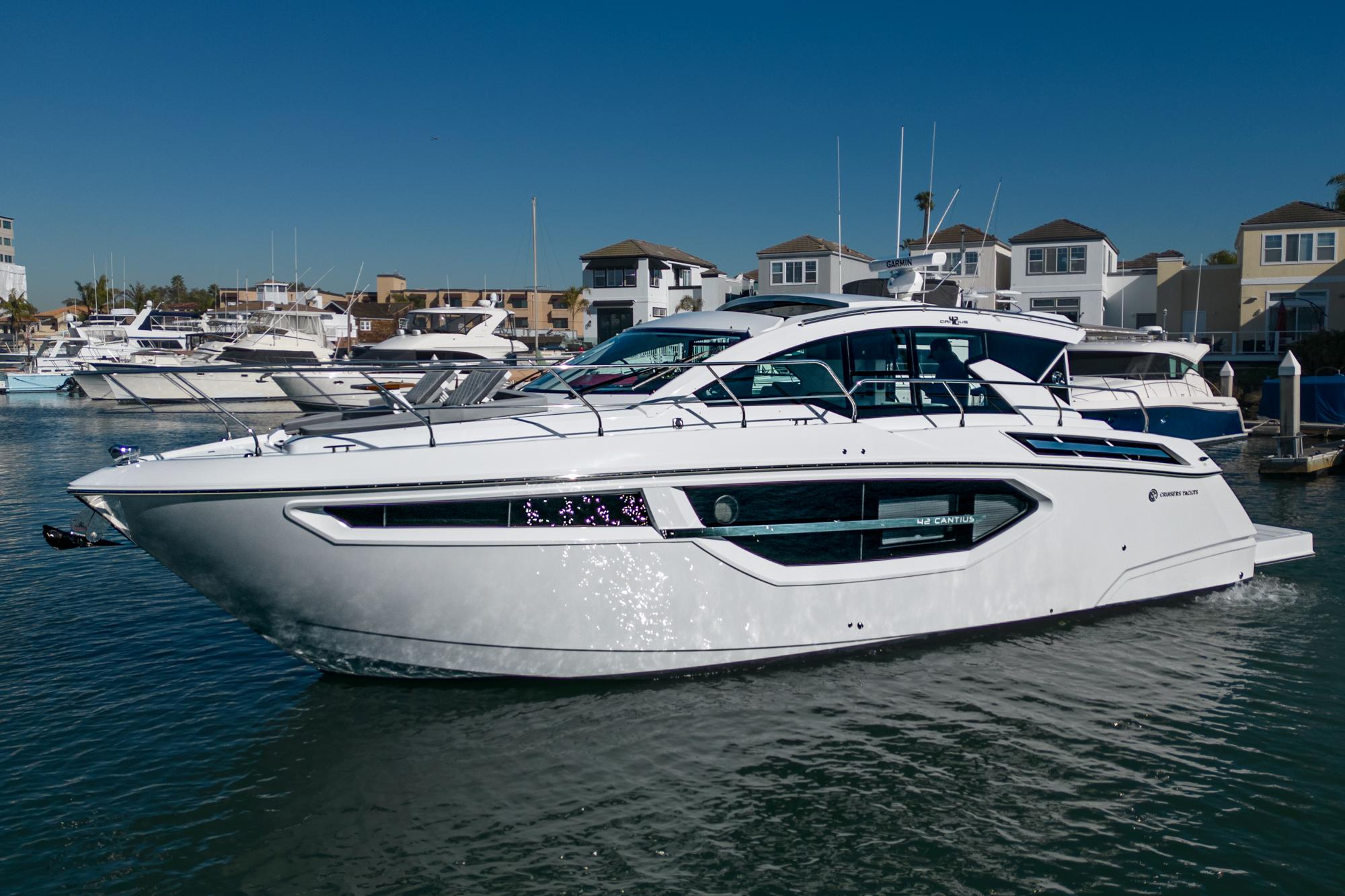 2025 Cruisers Yachts 42 Cantius