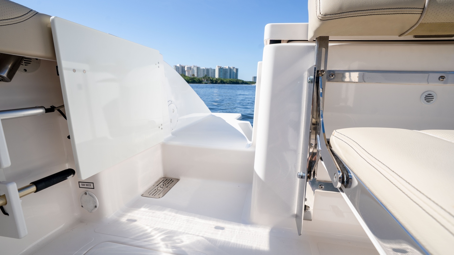 2018 Pursuit 325 OS - Image 13