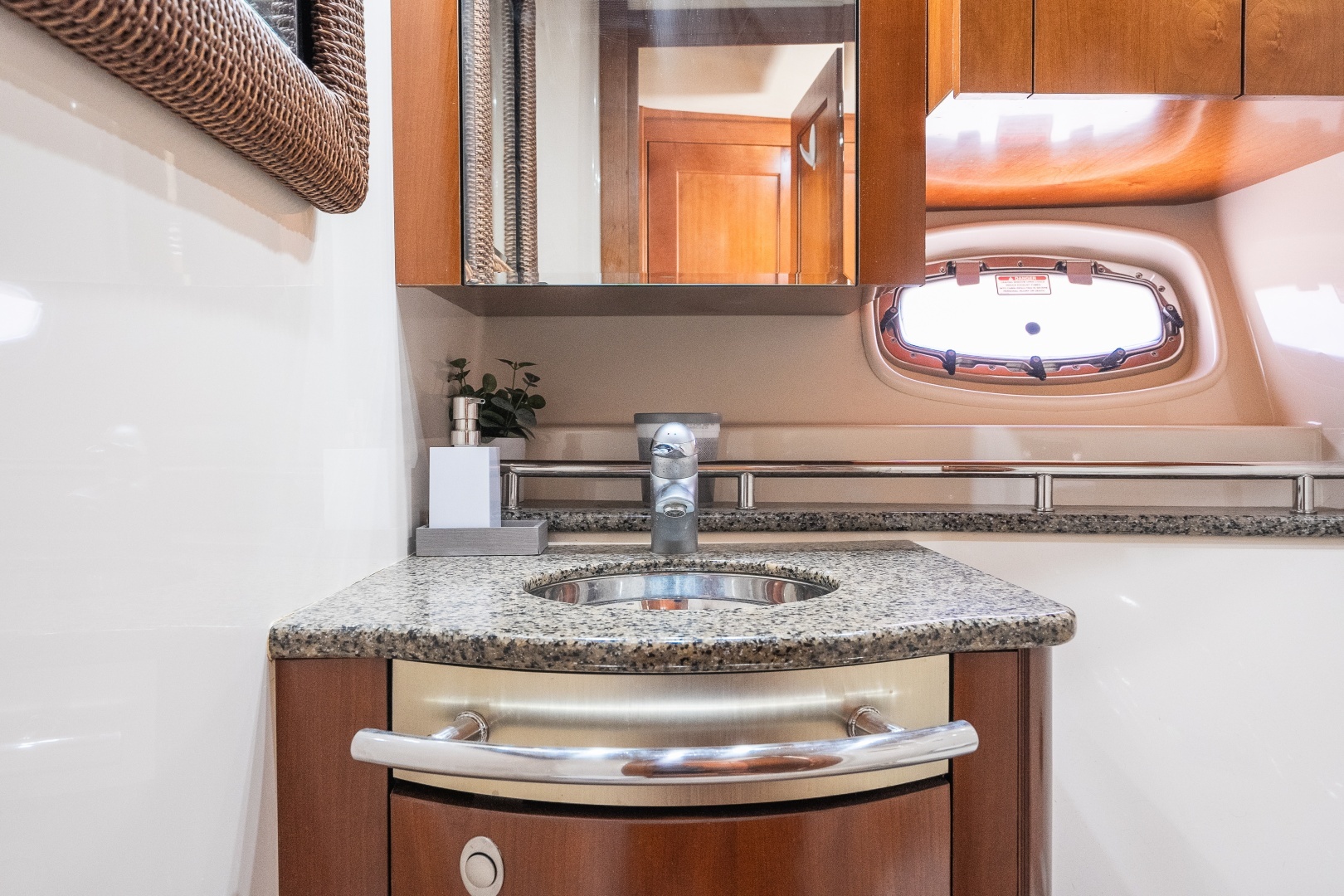 2005 Sea Ray 480 Motor Yacht - Image 44