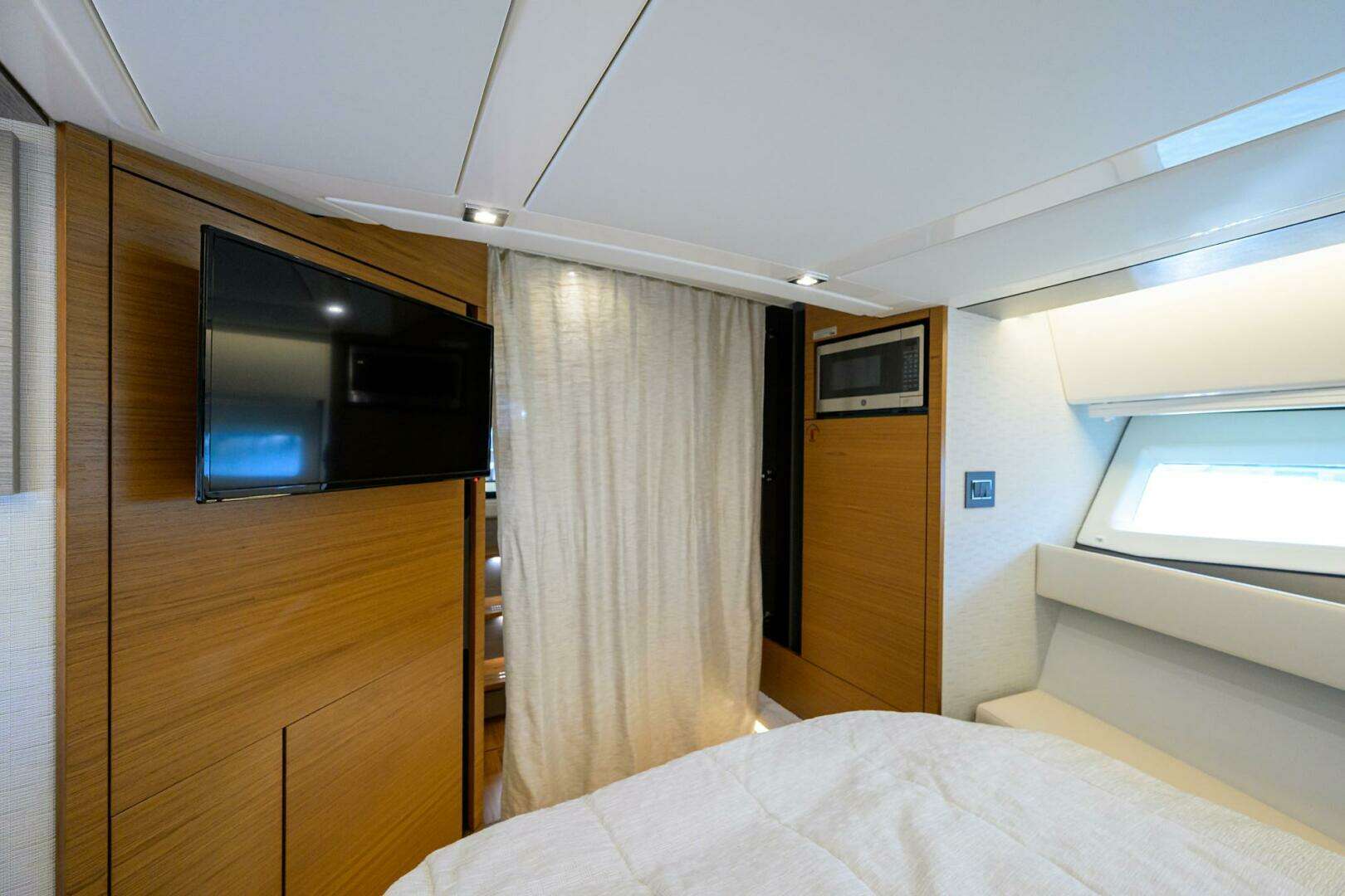2022 Tiara Yachts 43 LE - Image 23