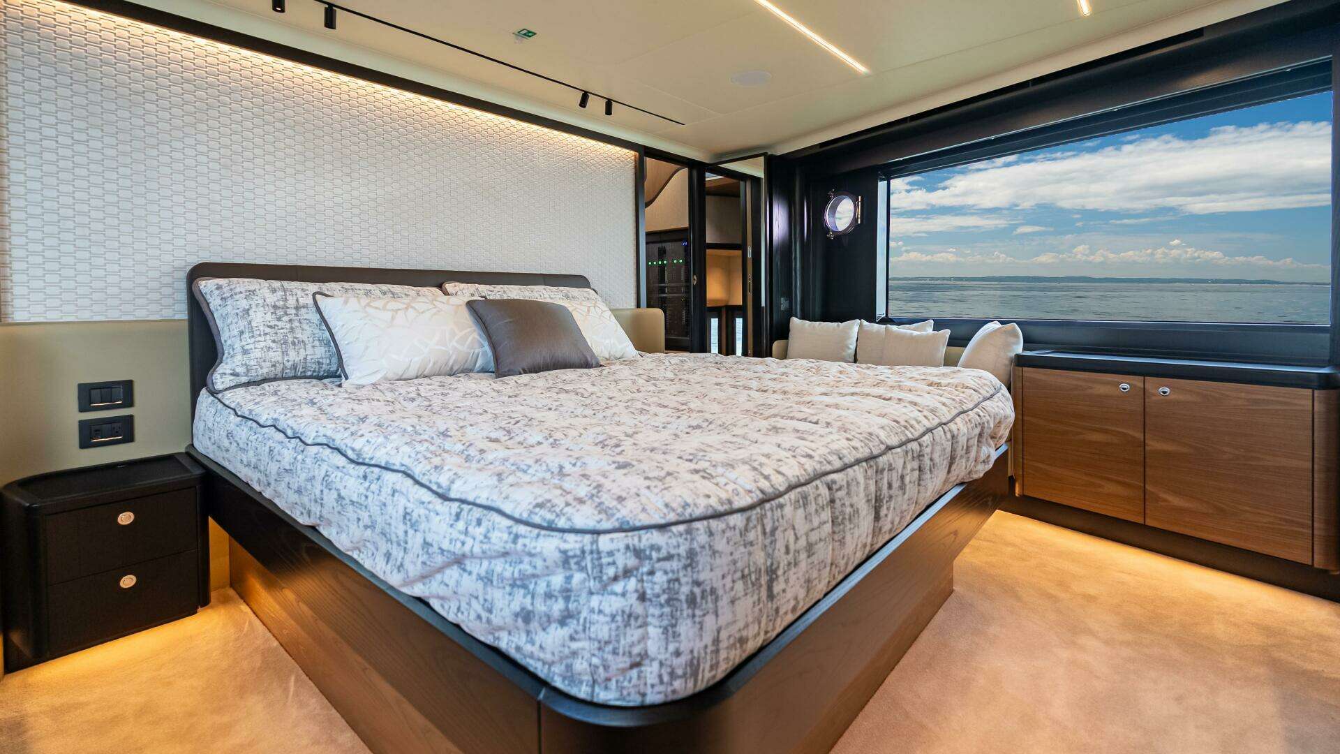 2025 Absolute Navetta 64 - Image 37
