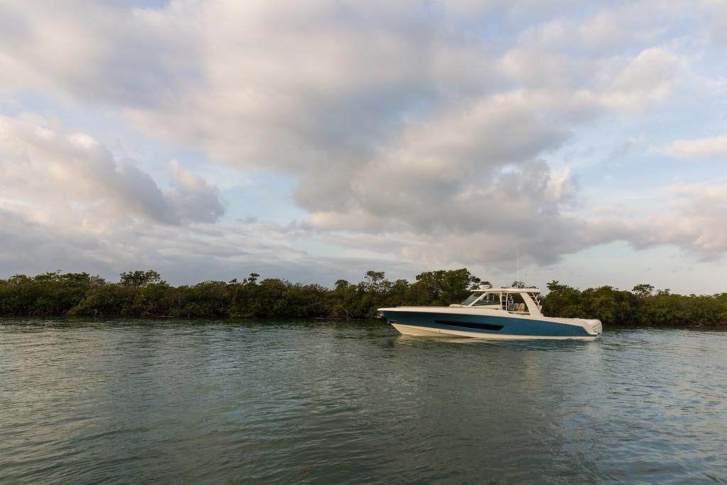 2023-Boston-Whaler-420-Outrage-MarineMax