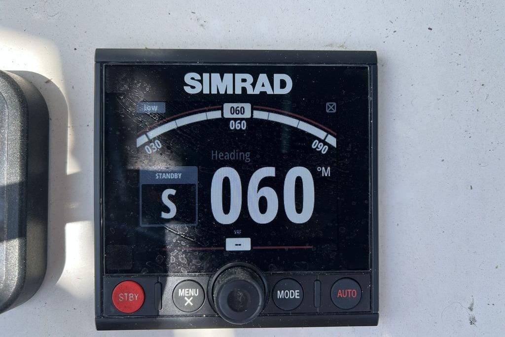 Simrad marine navigation display showing heading 060 on a 2006 Sea Hunt Triton 260.
