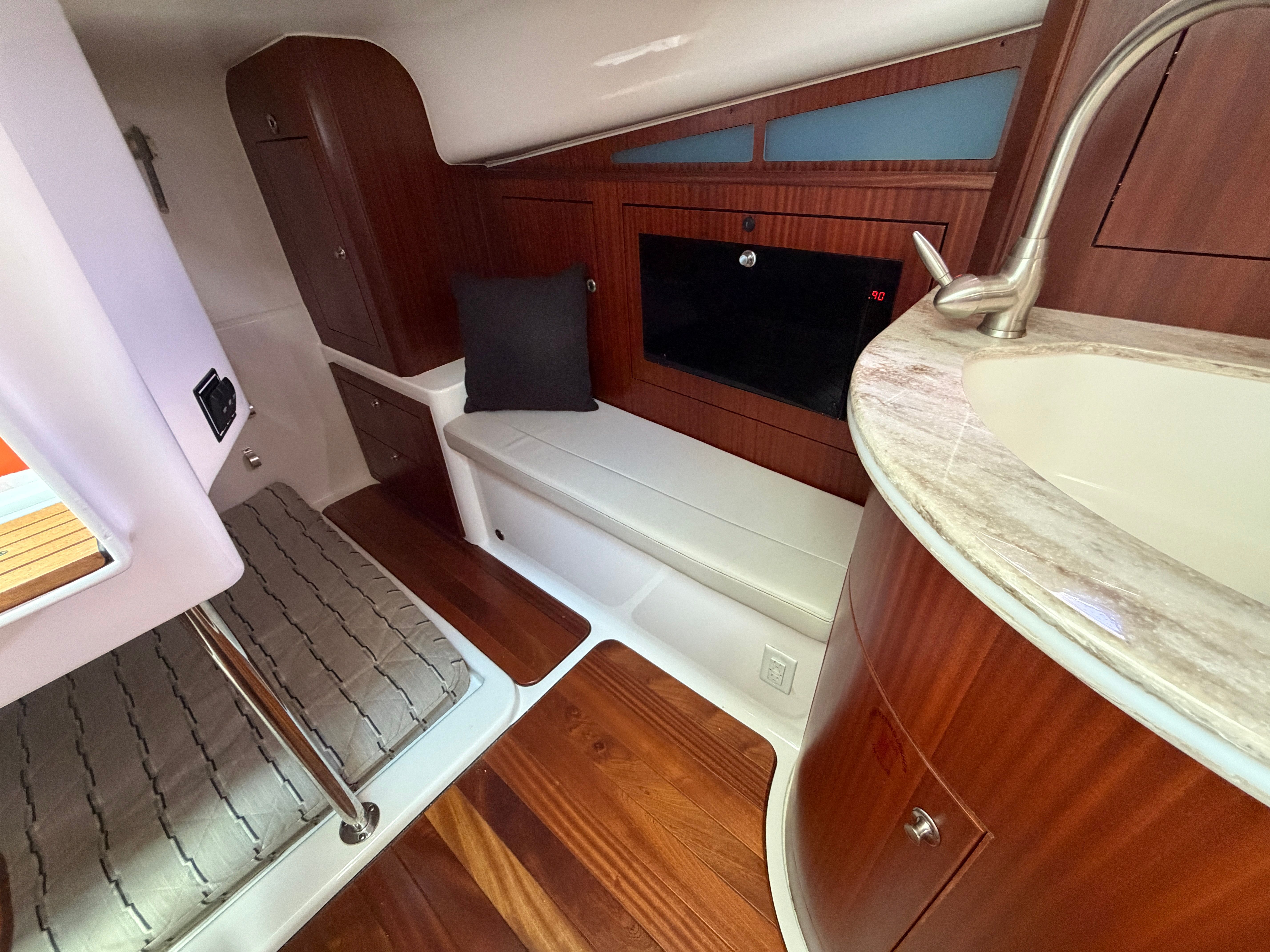 2017 Pursuit OS 385 Offshore - 45