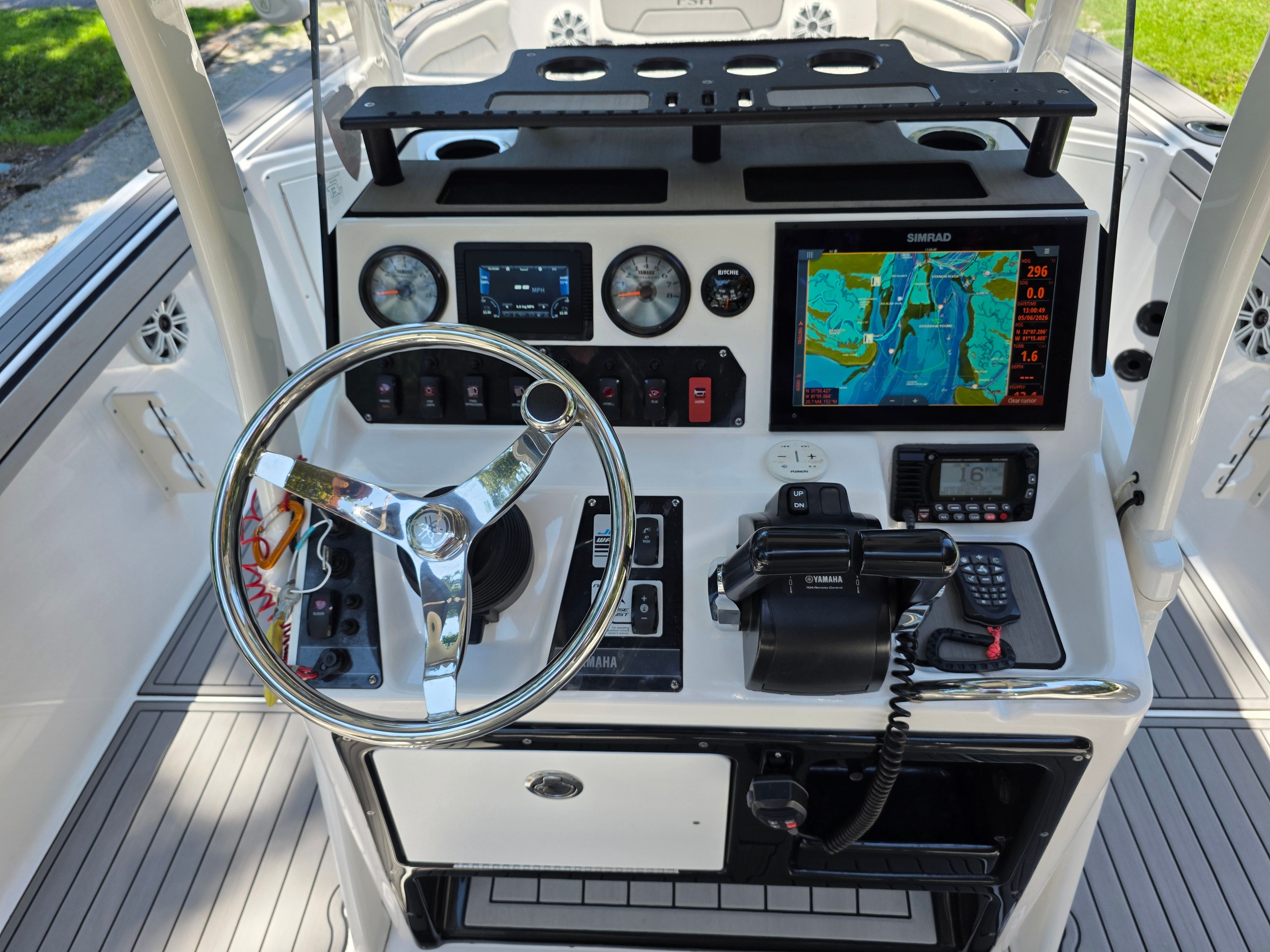 Yamaha 210 FSH Sport 2020 helm with navigation system.