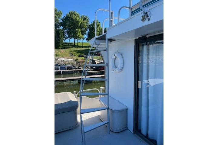 1994 PlayCraft 5215 boat with ladder, life preserver, and seating on deck.