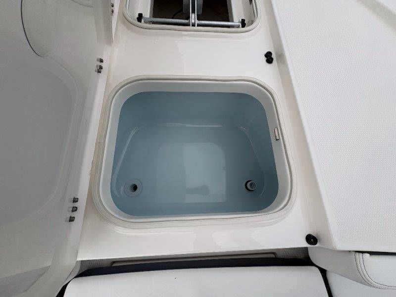 2026 Robalo 246 Cayman - 123