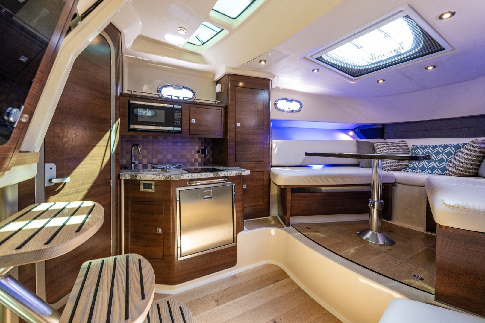 2019 Boston Whaler 345 Conquest - Image 15