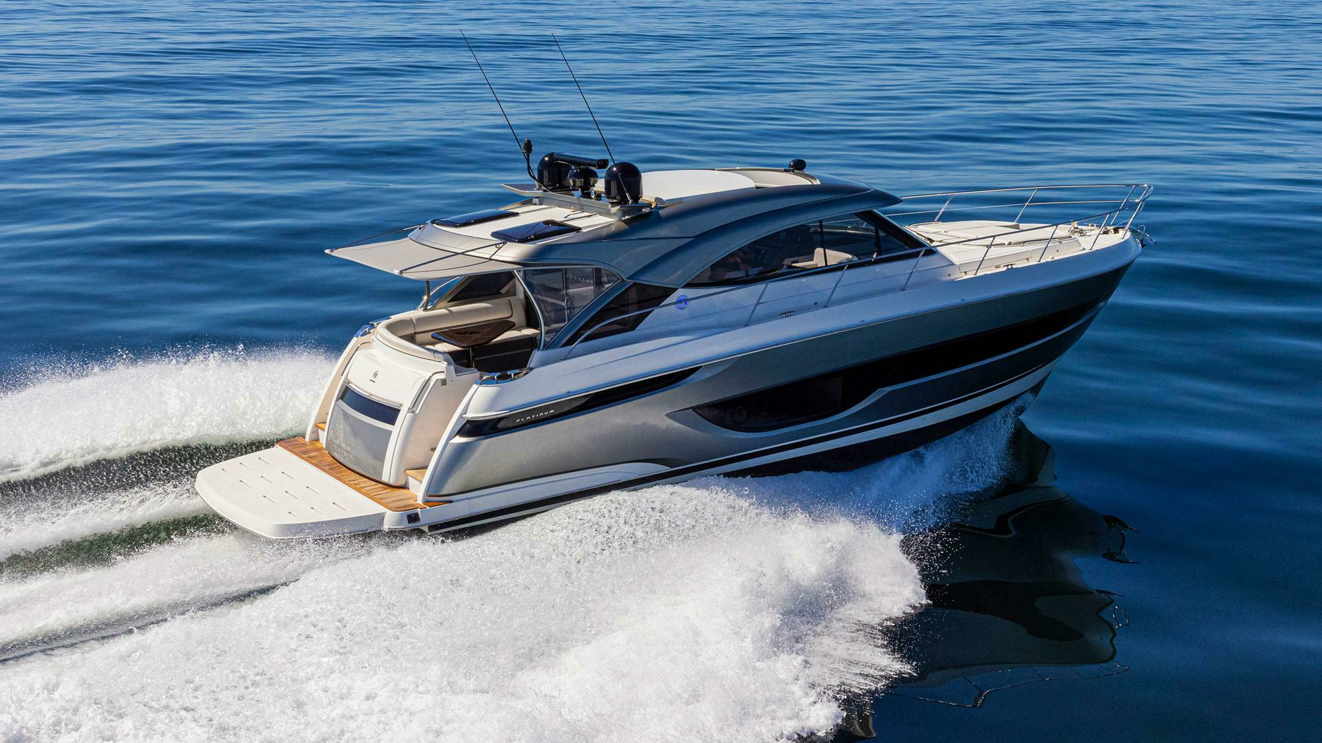 2026 Riviera 4600 Sport Yacht Platinum Edition - Image 2