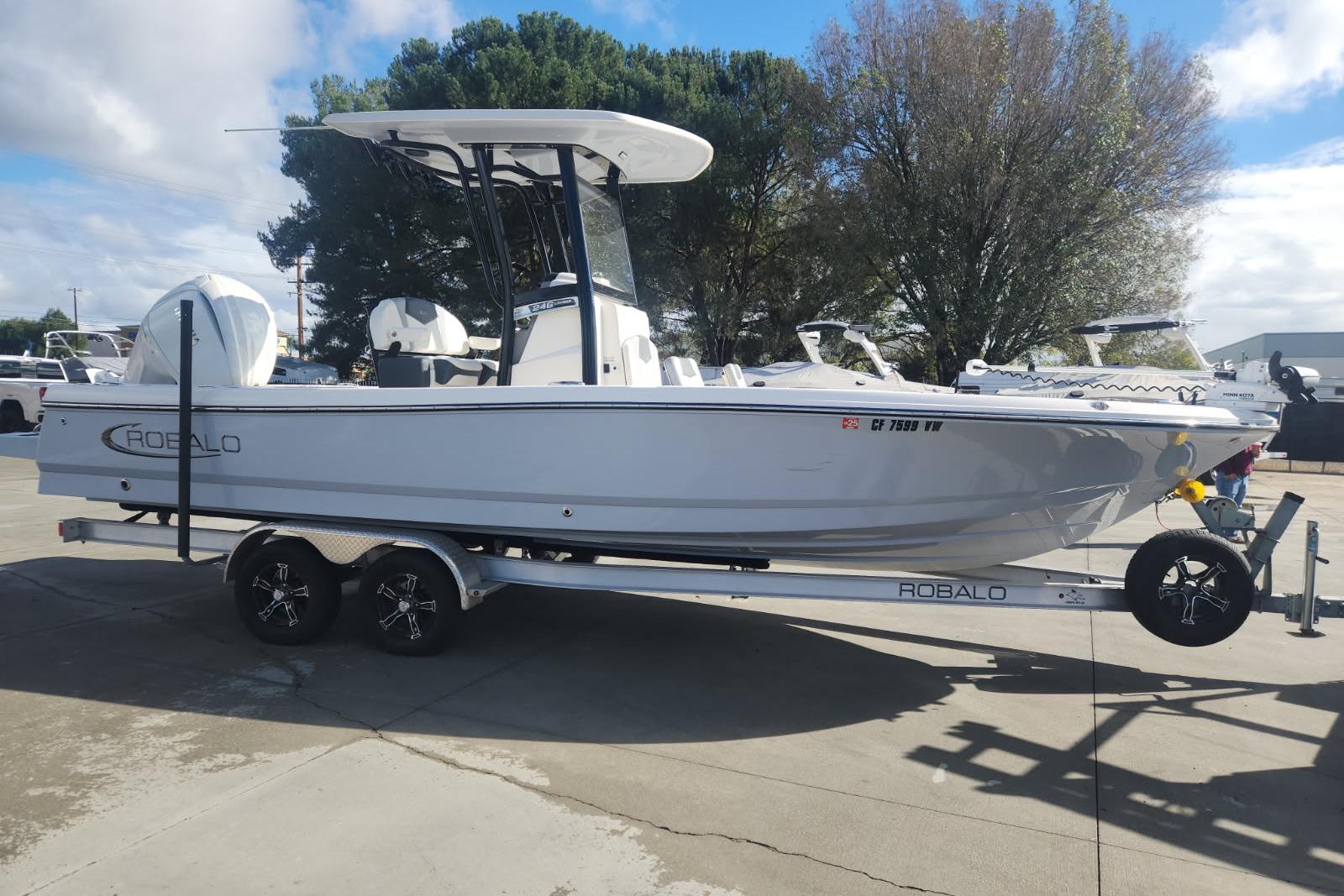2024 Robalo 246 Cayman