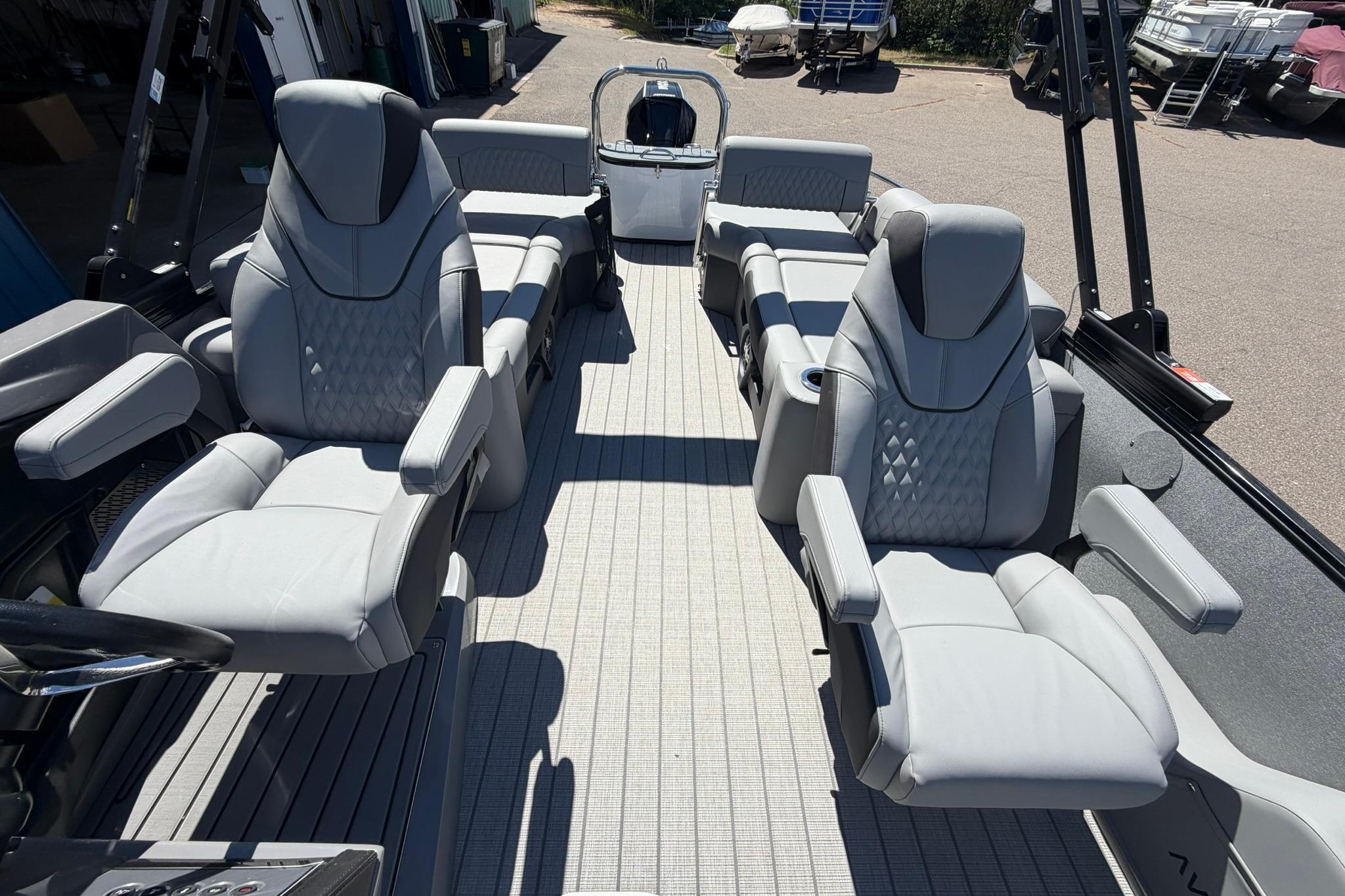 2026 Avalon Catalina Quad Lounge Shift boat interior with luxurious seating and modern design.