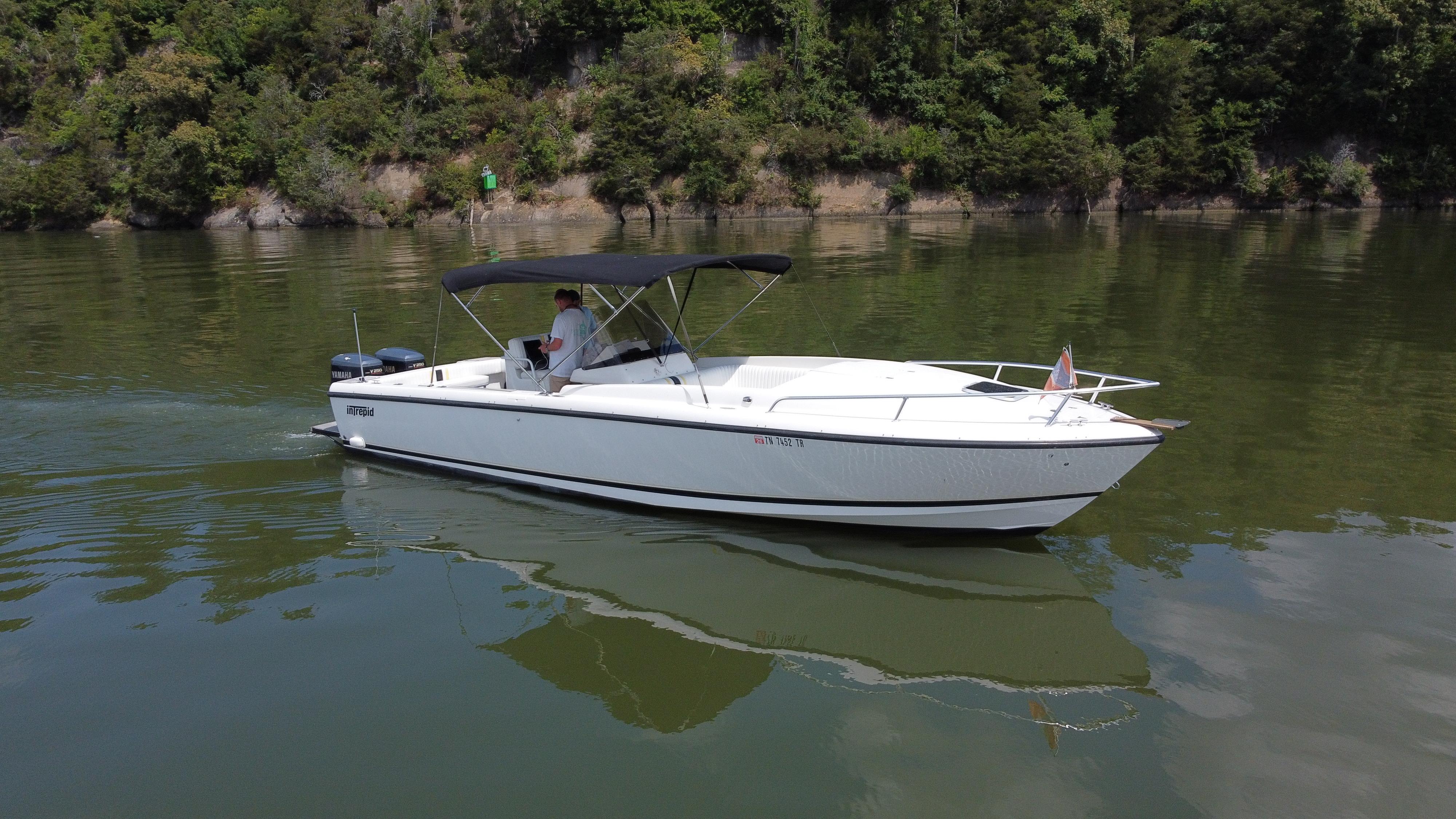 2002 Intrepid 323 Cuddy