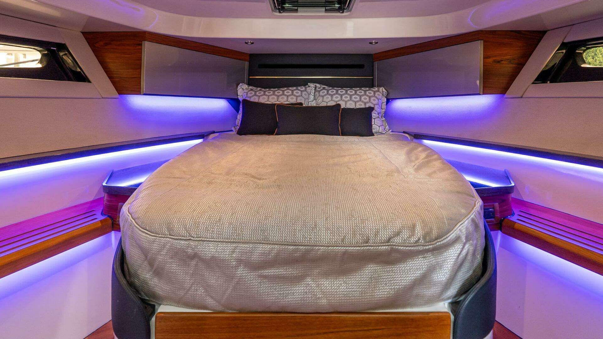 2024 Boston Whaler 405 Conquest - Image 57