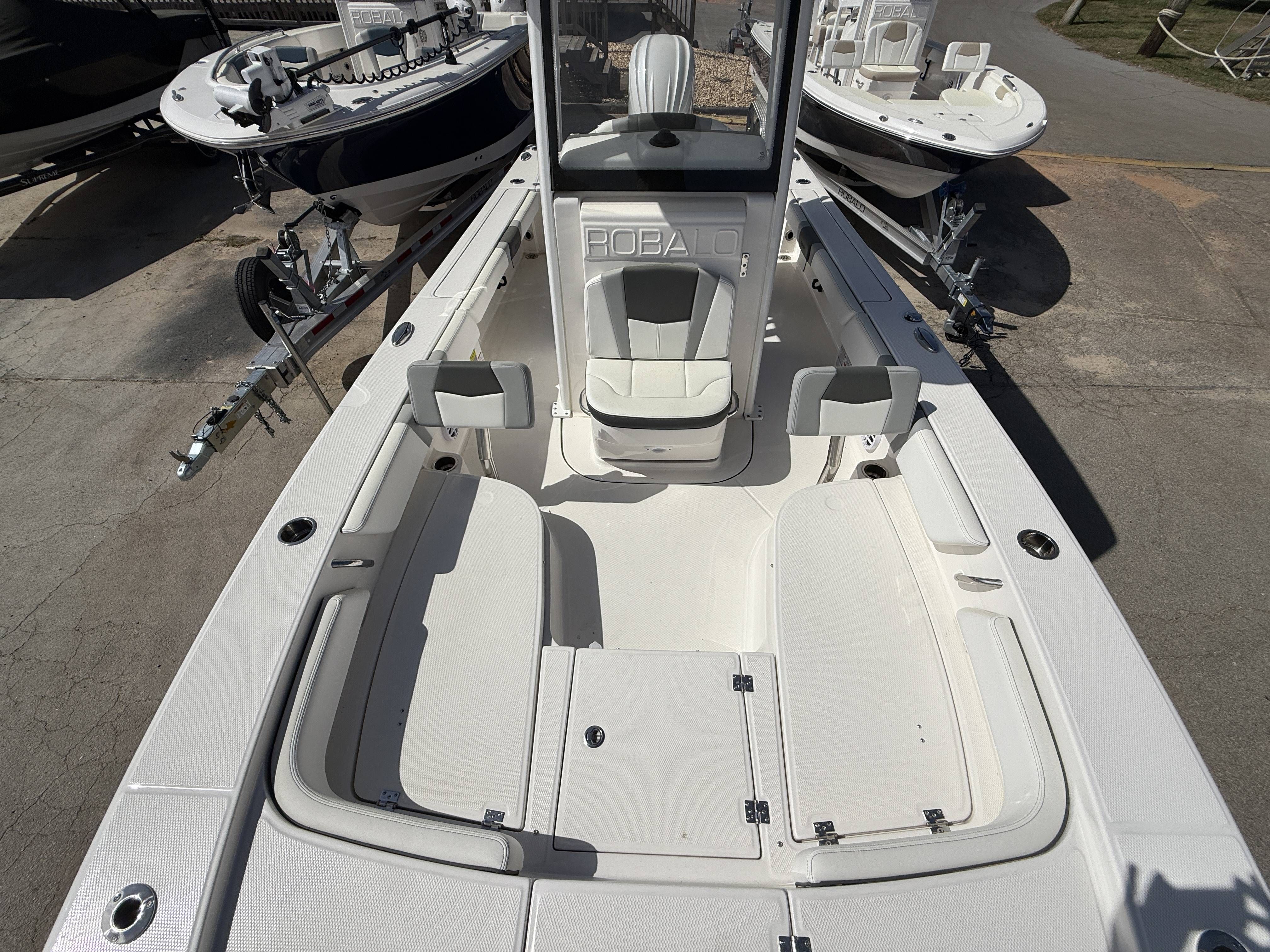 2026 Robalo 246 Cayman - 12