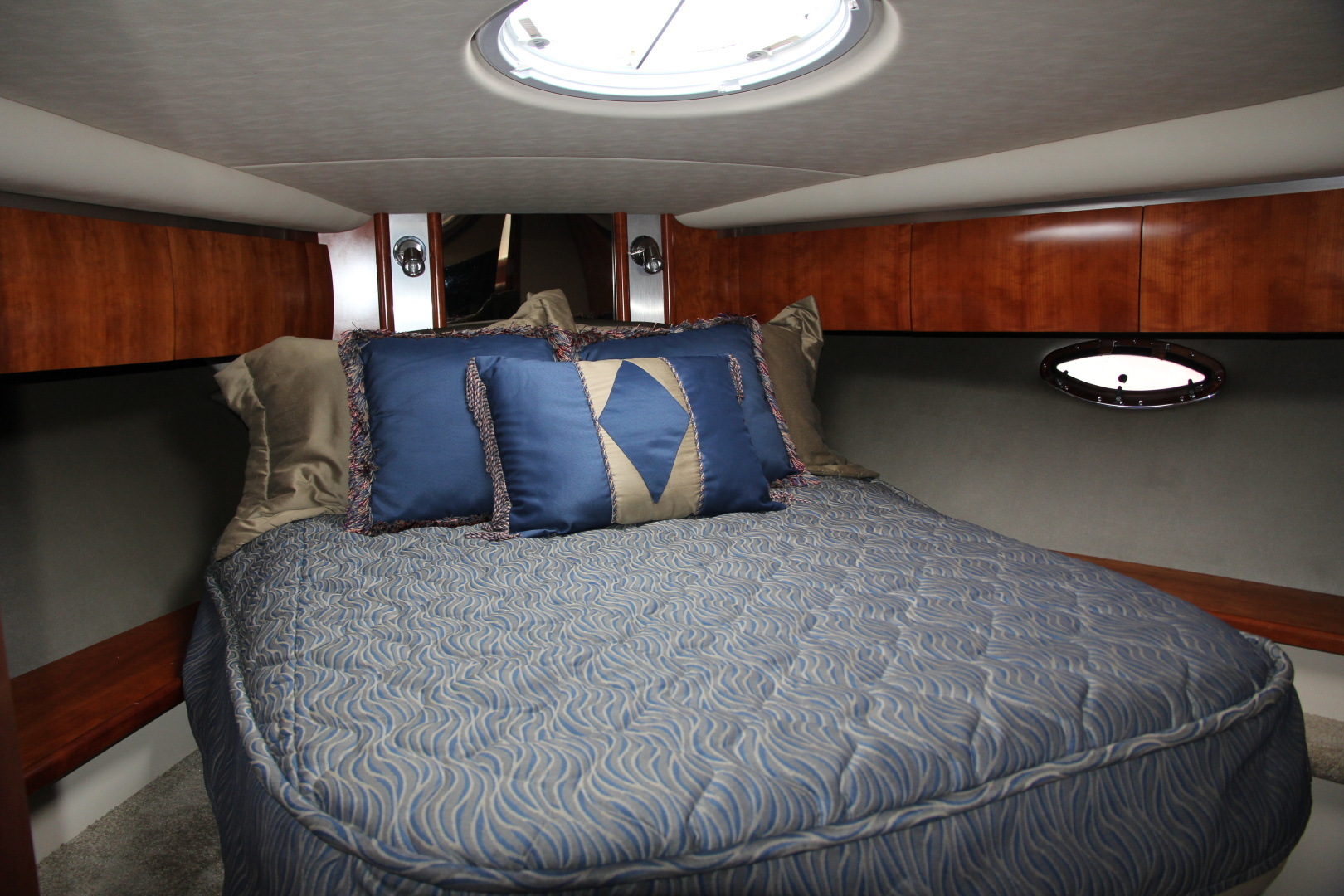 2007 Cruisers Yachts 520 EXPRESS - Image 14