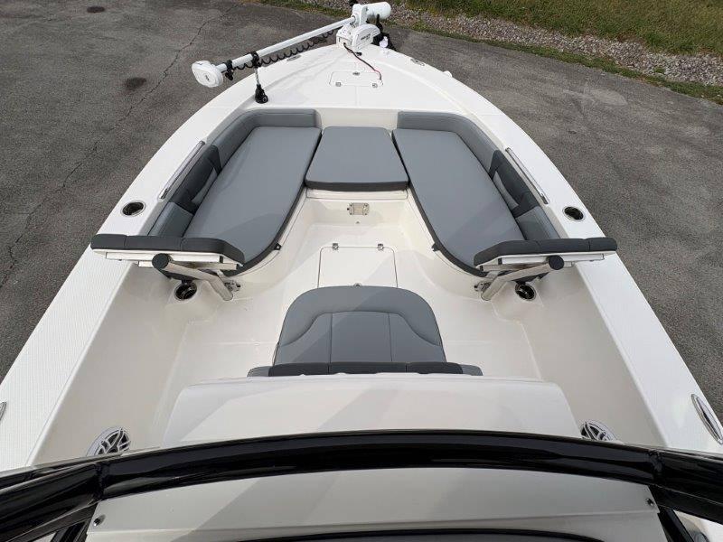 2025 Robalo 226 Cayman - 52