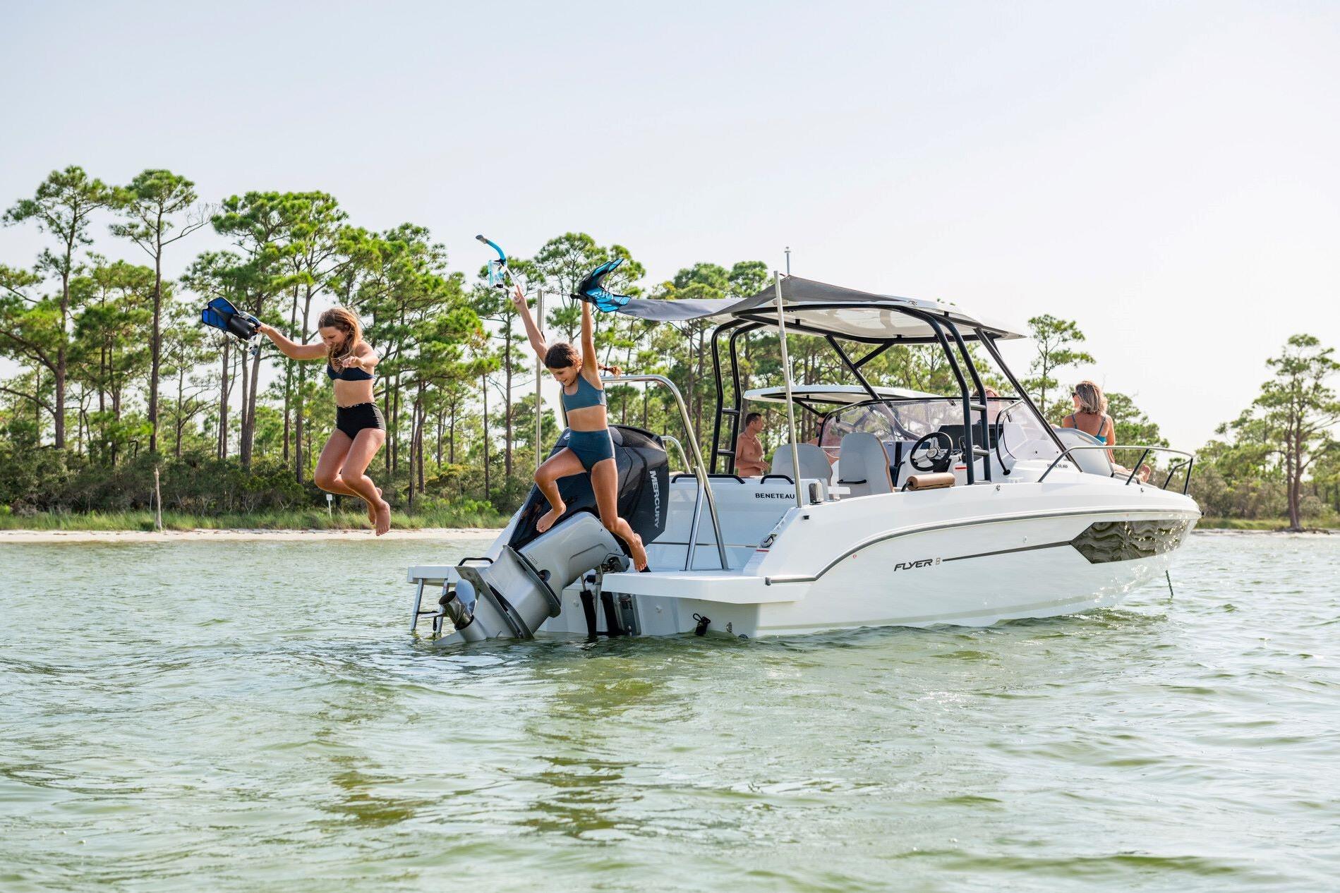 Beneteau Flyer 8 SUNdeck 2026 with people jumping into water.