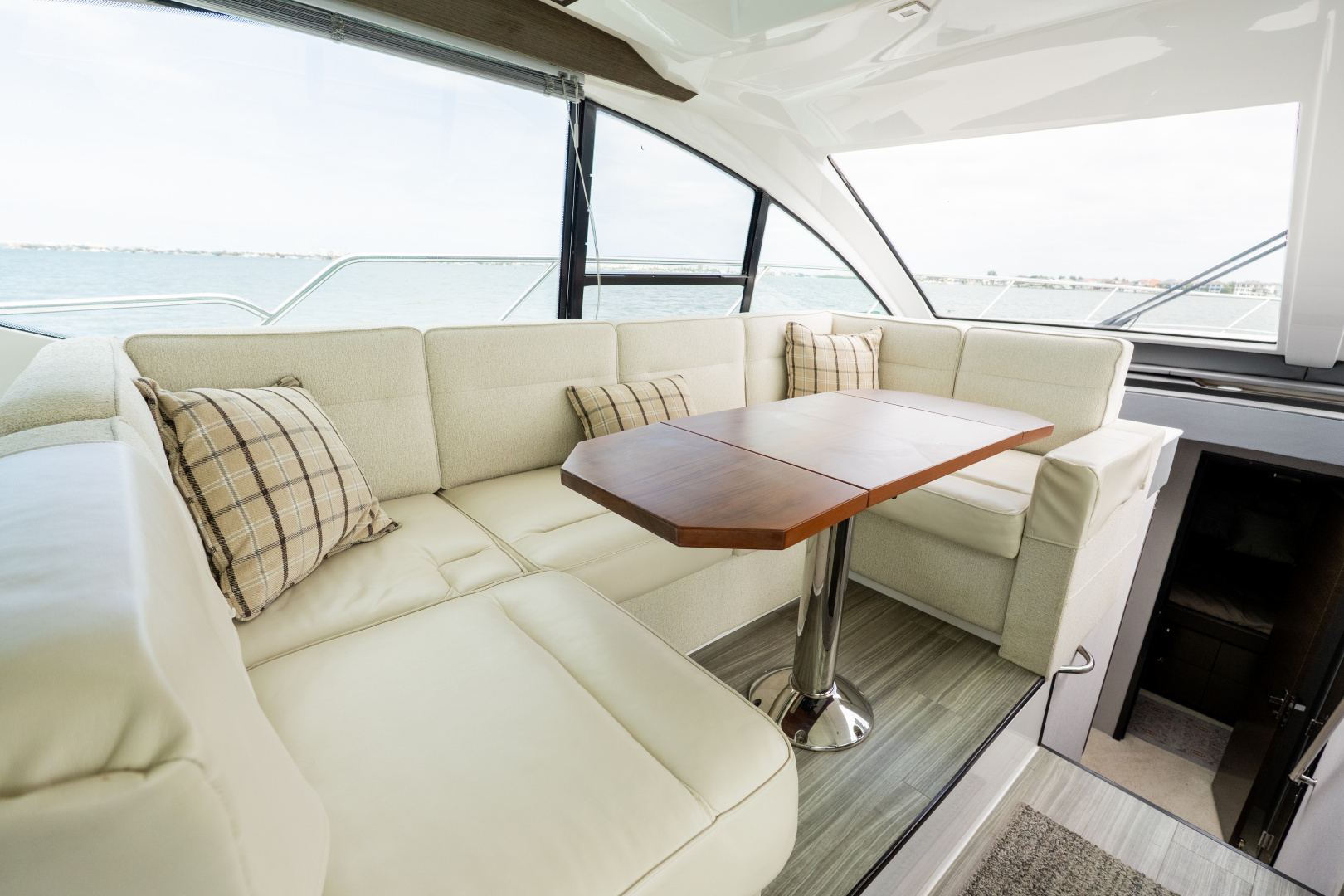 2018 Cruisers Yachts 50 CANTIUS - Image 44