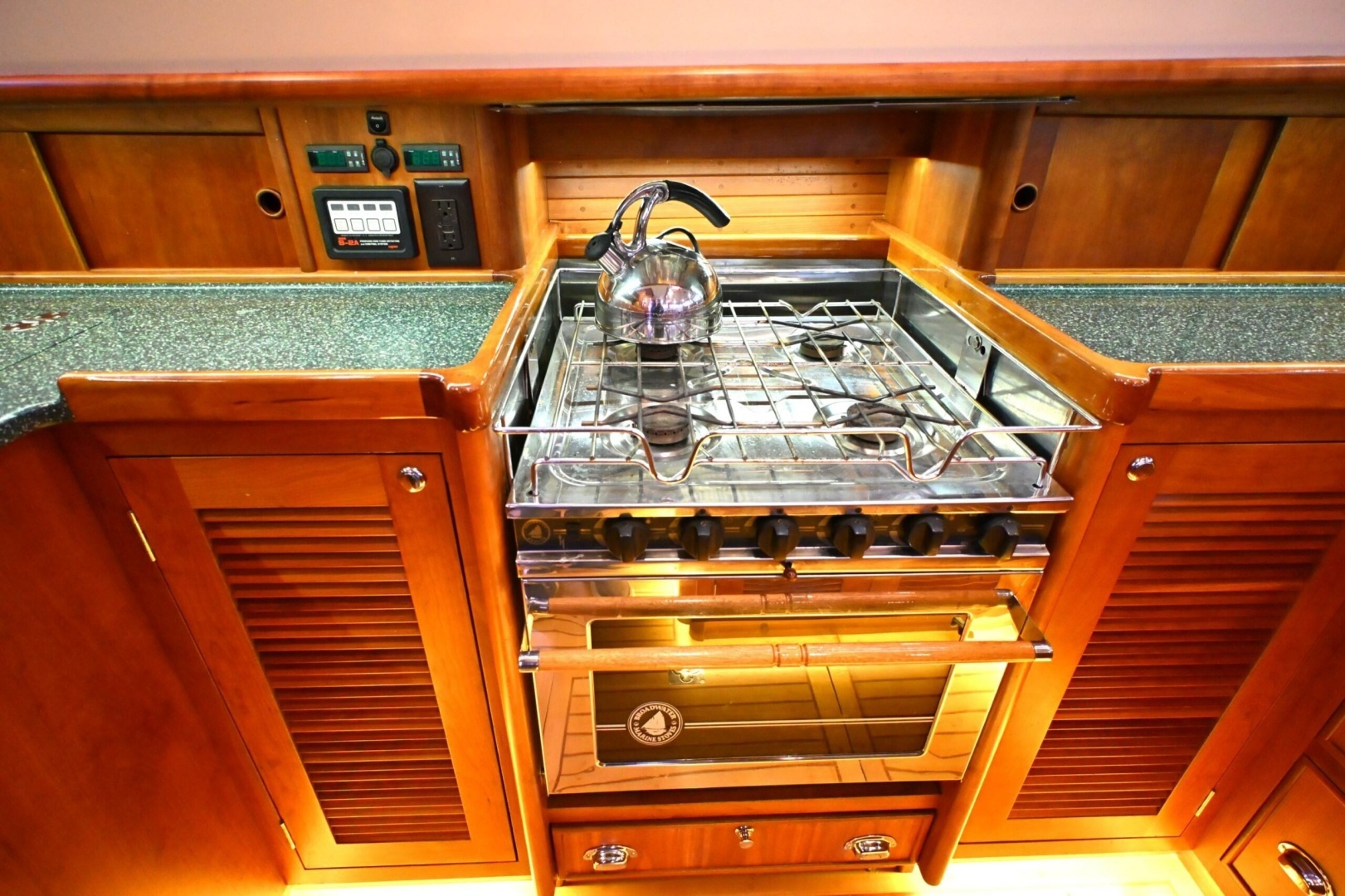 2006 Waterline 50 - Image 42