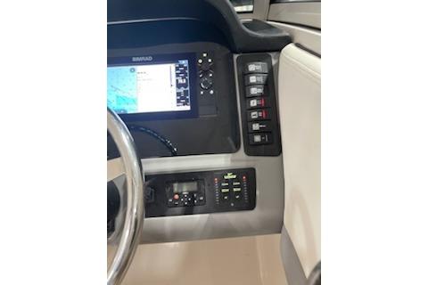 2022 Robalo R247 Dual Console dashboard with navigation and control panel.