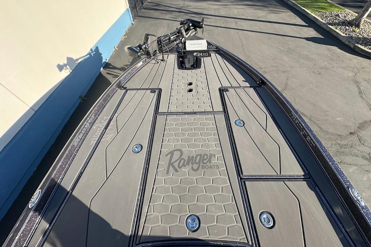 2026 Ranger Z521R Garmin Cup-Equipped boat deck with advanced features.