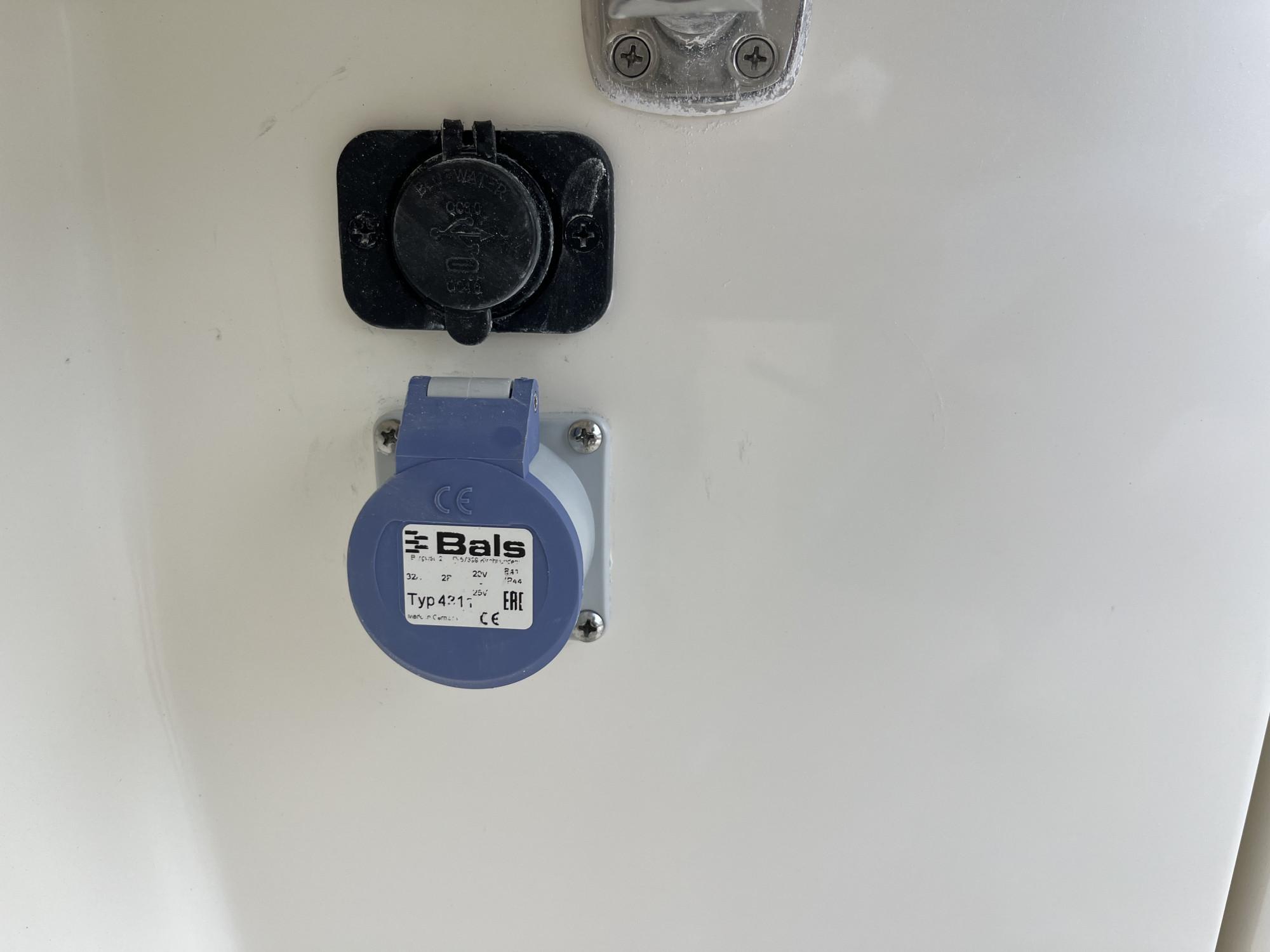 2025 Cobia 320 Center Console - 34