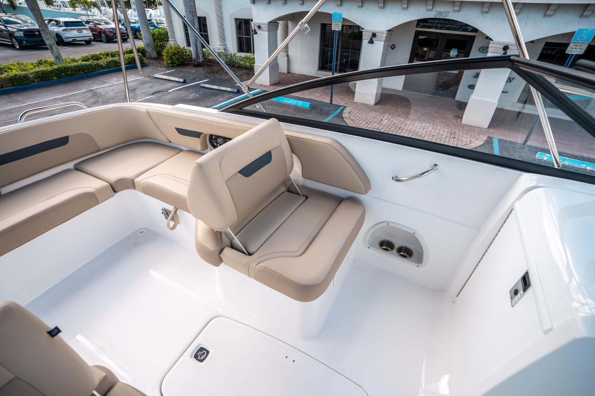 2025 Hurricane SunDeck 235 OB - 16