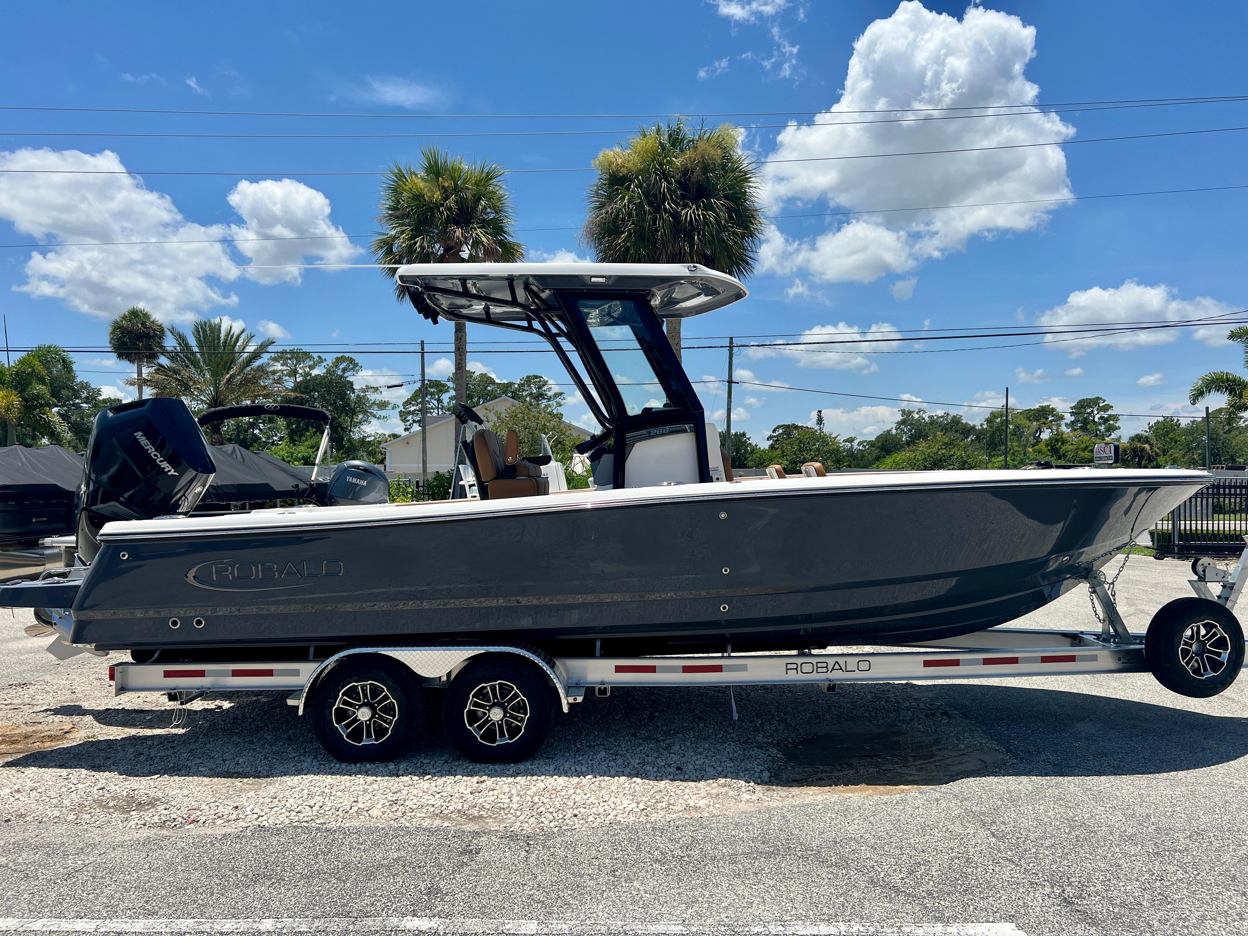 2025 Robalo 266 Cayman
