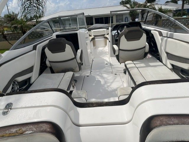 Interior view of a 2015 Yamaha Boats 242 Limited S.