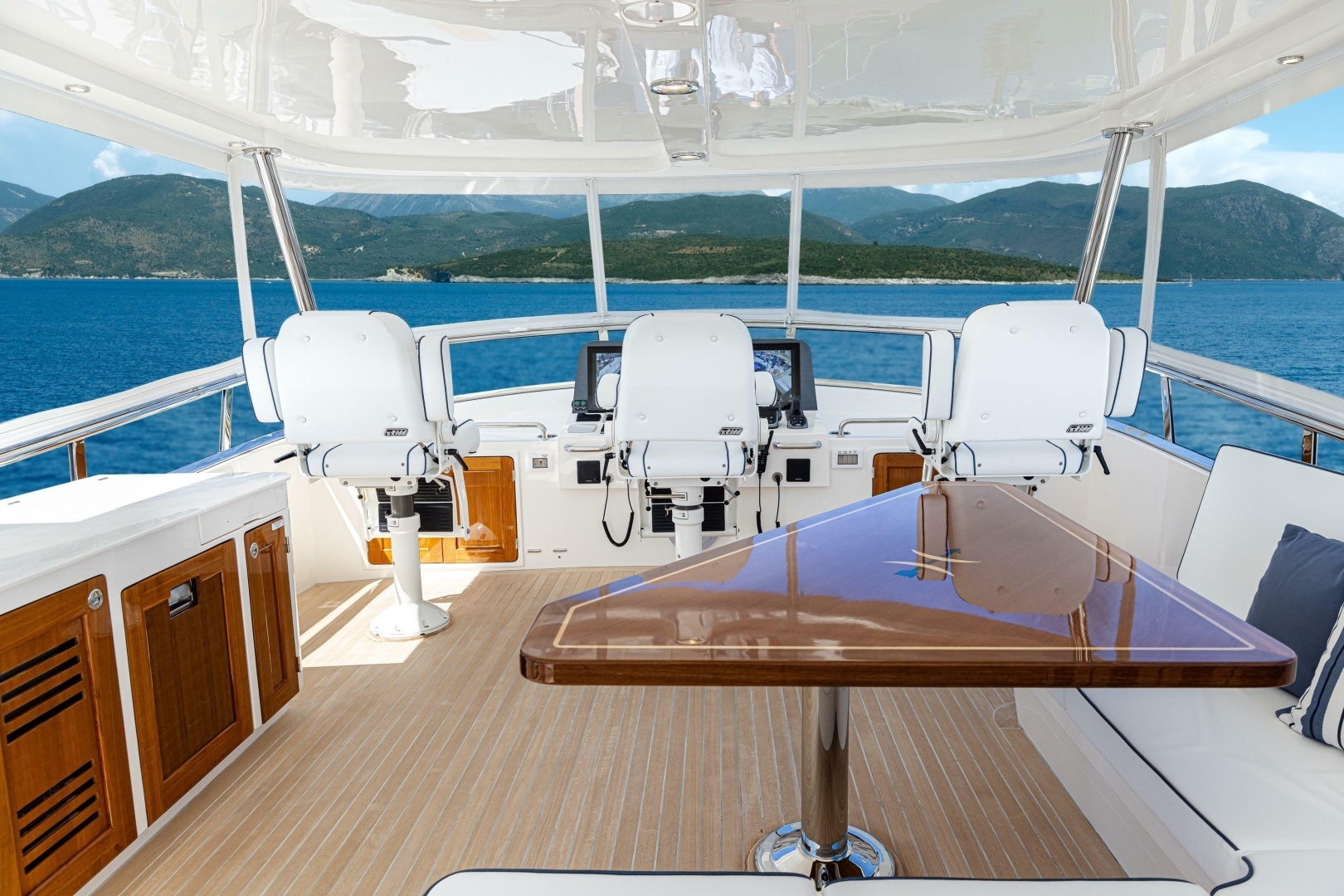 2027 Hunt Yachts Ocean 63 Flybridge - Image 4