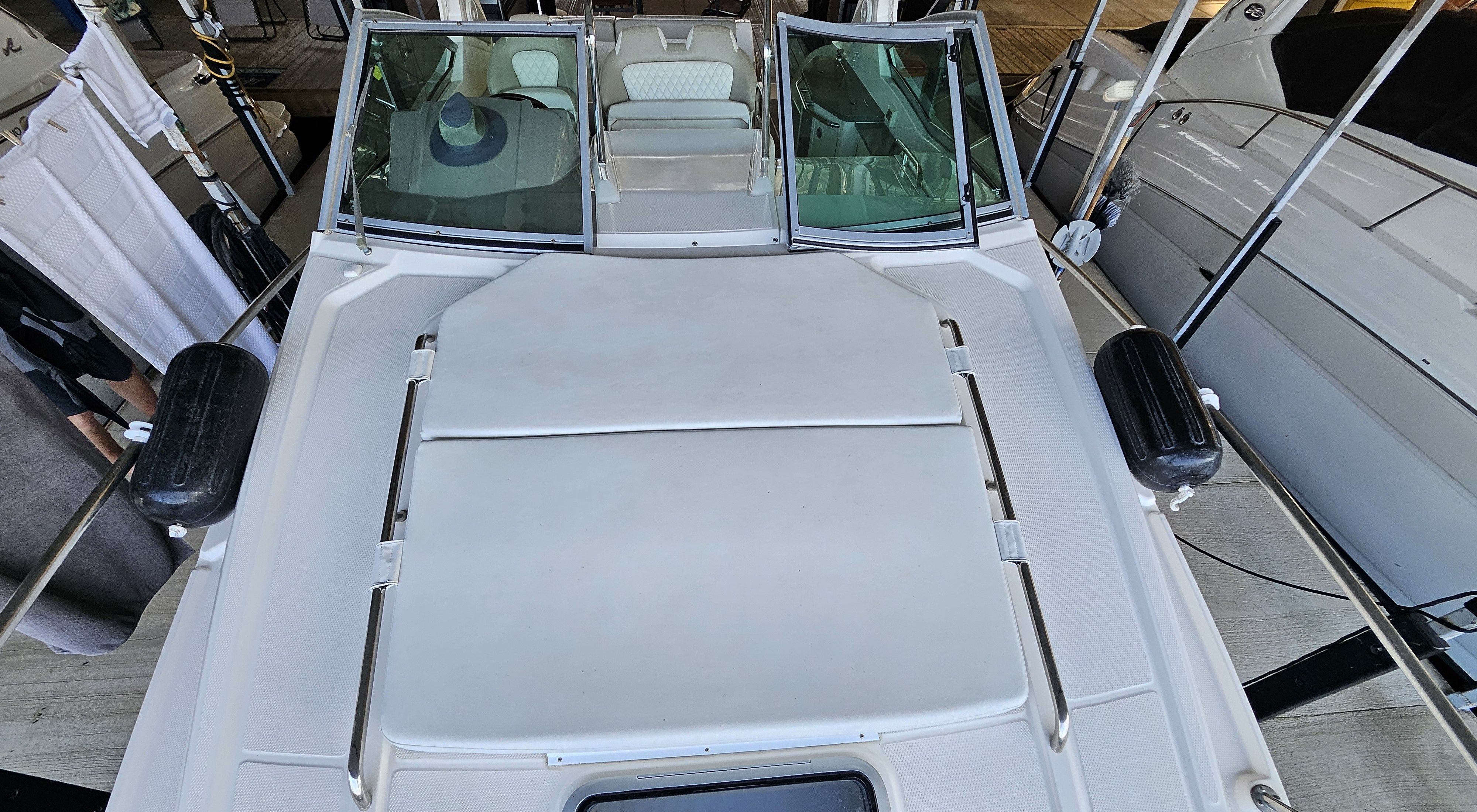 Chaparral 330 Signature 2014 on a boat deck.