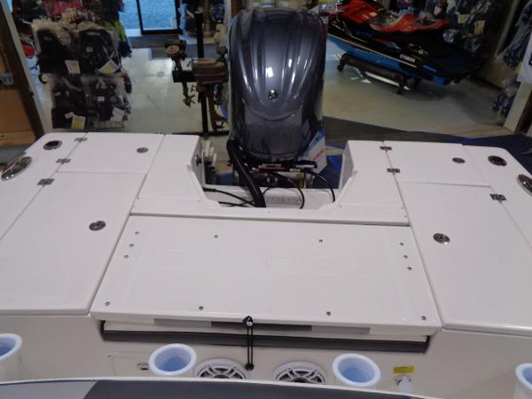 Robalo 246 Cayman 2023 with outboard motor in a showroom.