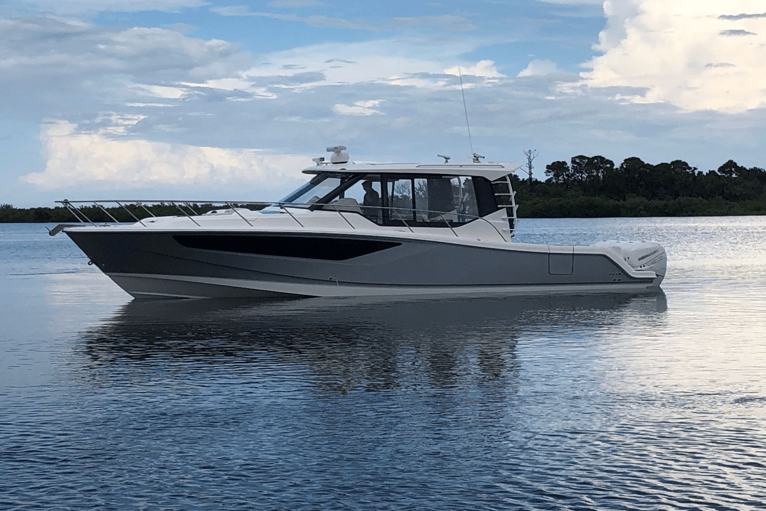 2025 Boston Whaler 405 Conquest - 37
