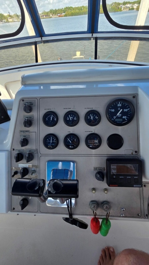 1998 Carver 405 Aft Cabin Motor Yacht - Image 19