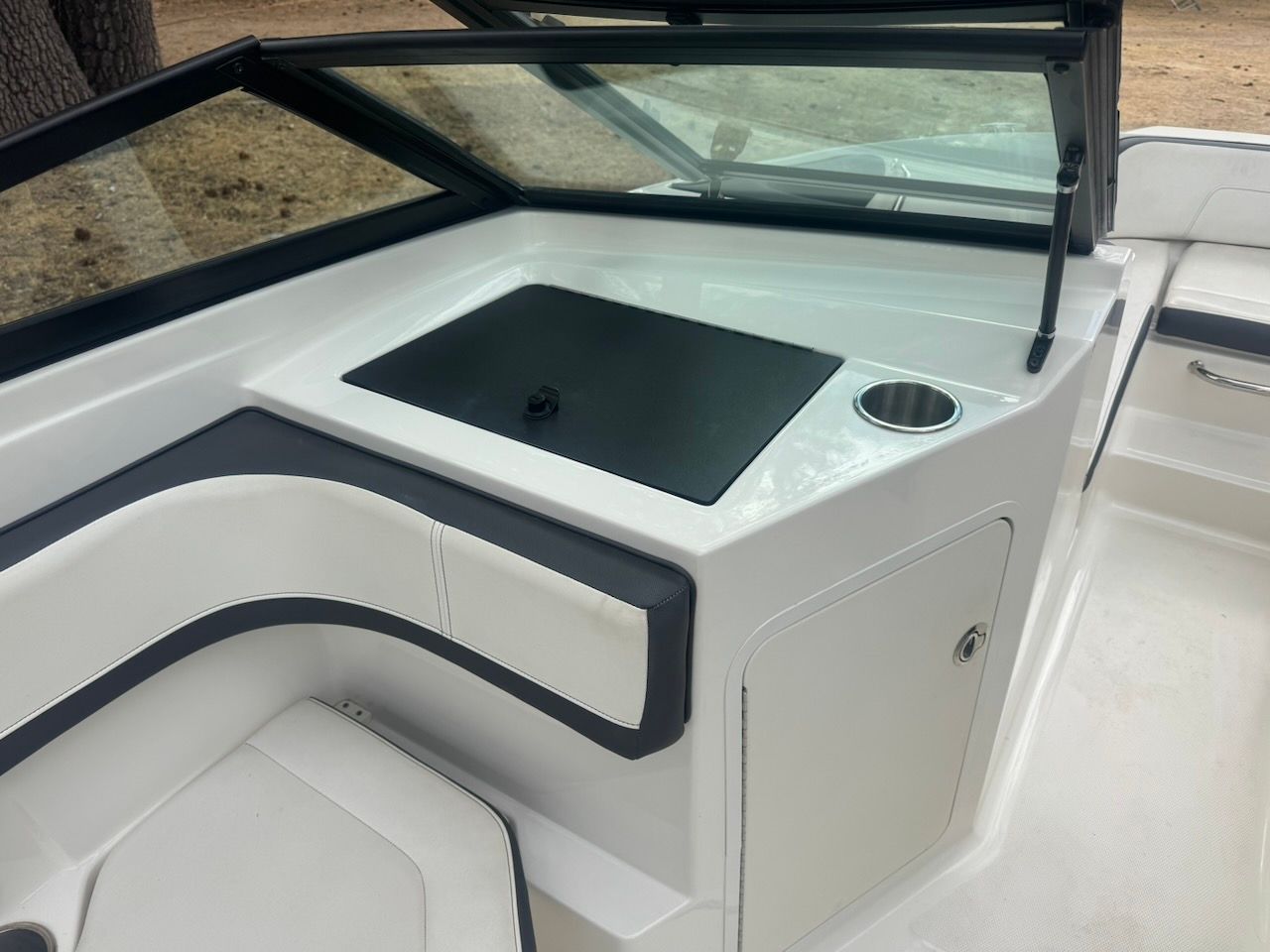 The image shows the cockpit of a 2016 Sea Ray SPX 190 Outboard with a black dashboard.